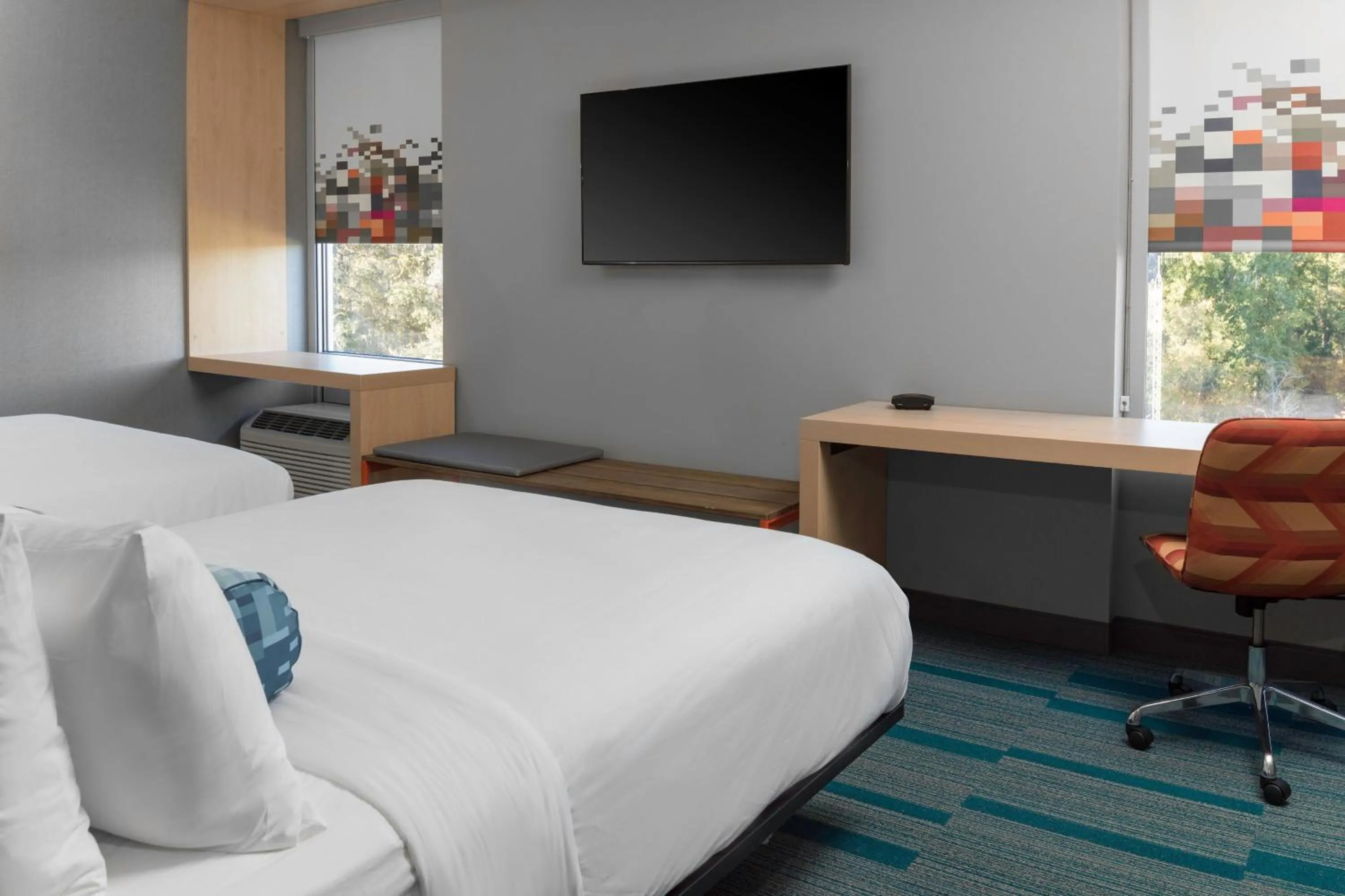 Photo of the whole room, Bed in Aloft Gainesville University Area