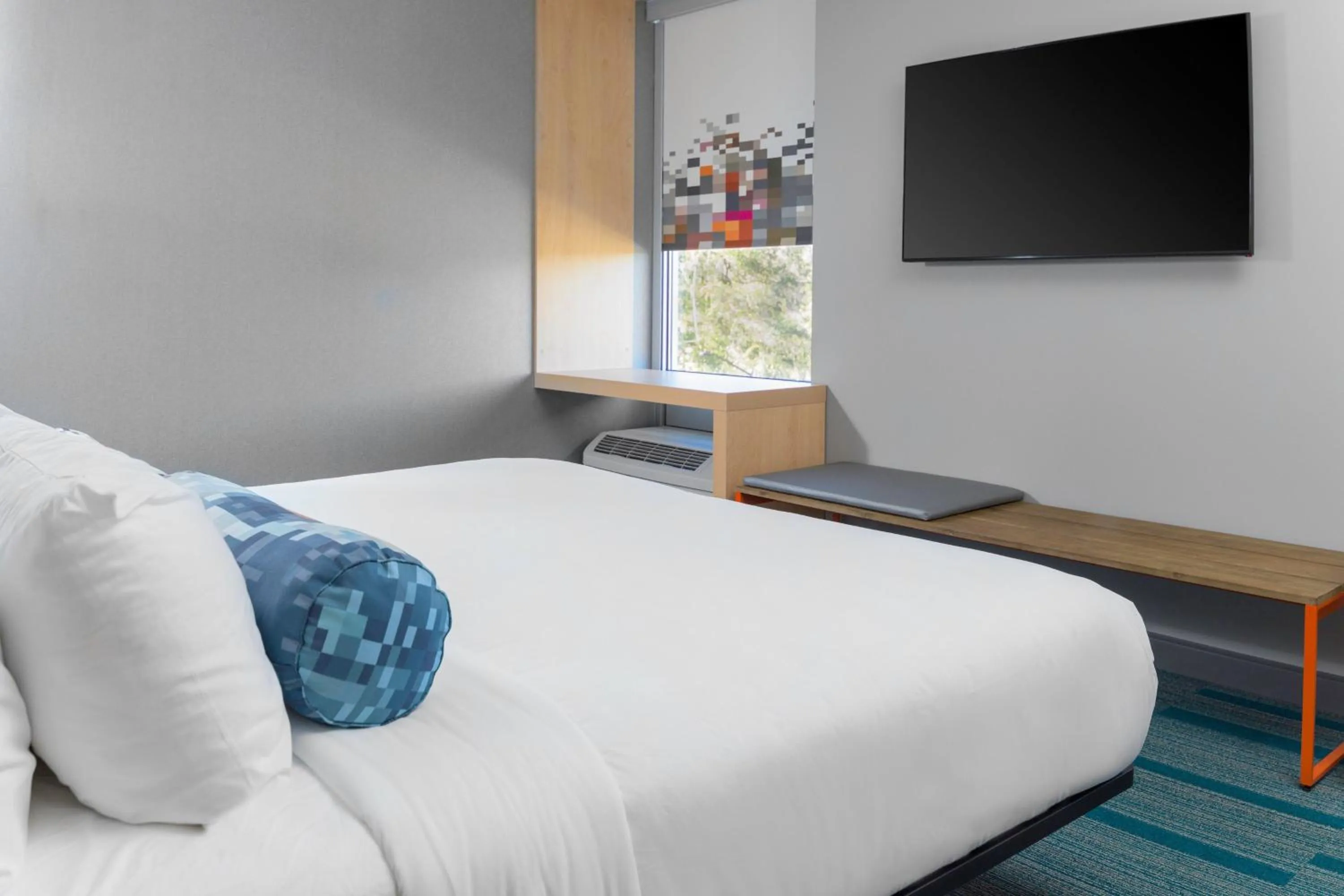 Photo of the whole room, Bed in Aloft Gainesville University Area