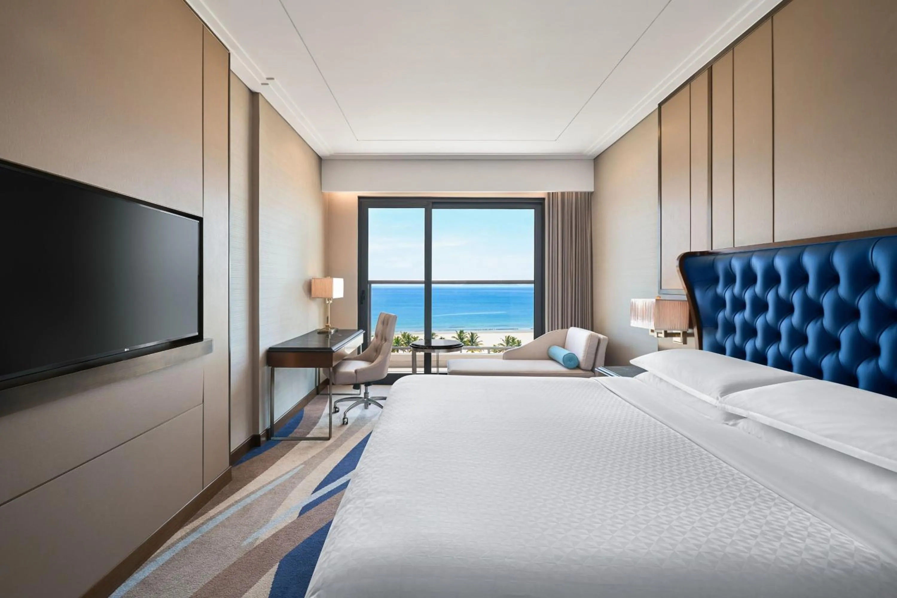 Photo of the whole room, Bed in Four Points by Sheraton Danang