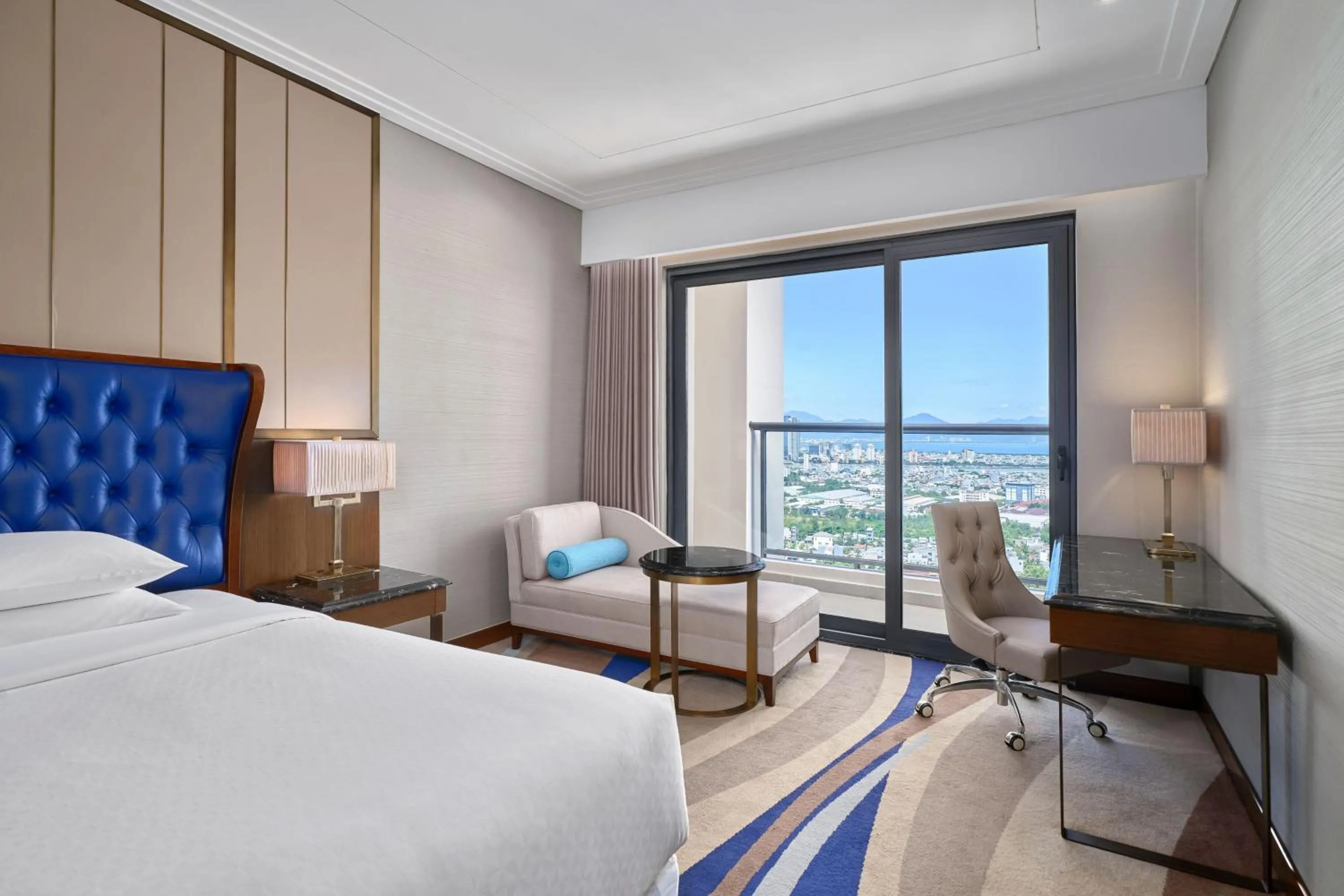 Photo of the whole room, Bed in Four Points by Sheraton Danang