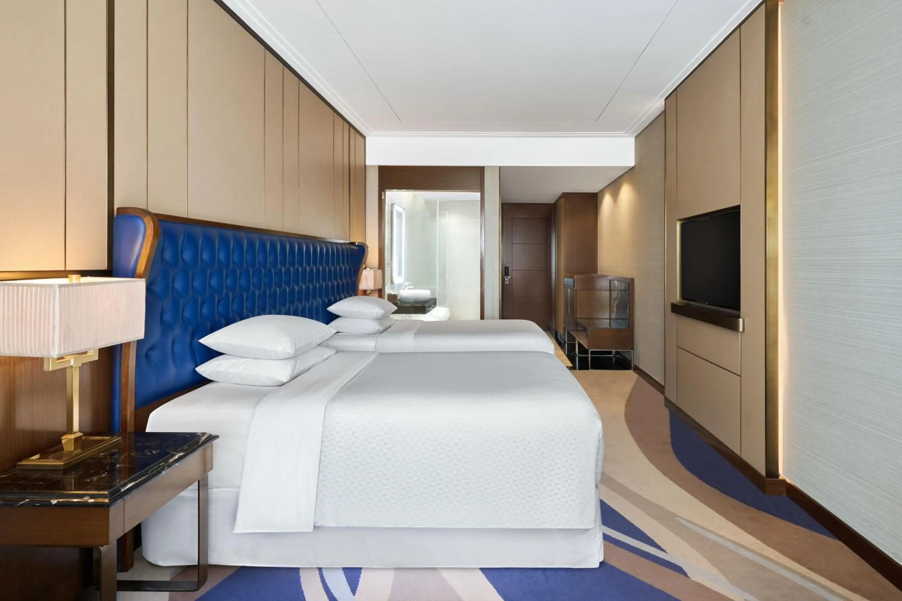 Photo of the whole room, Bed in Four Points by Sheraton Danang