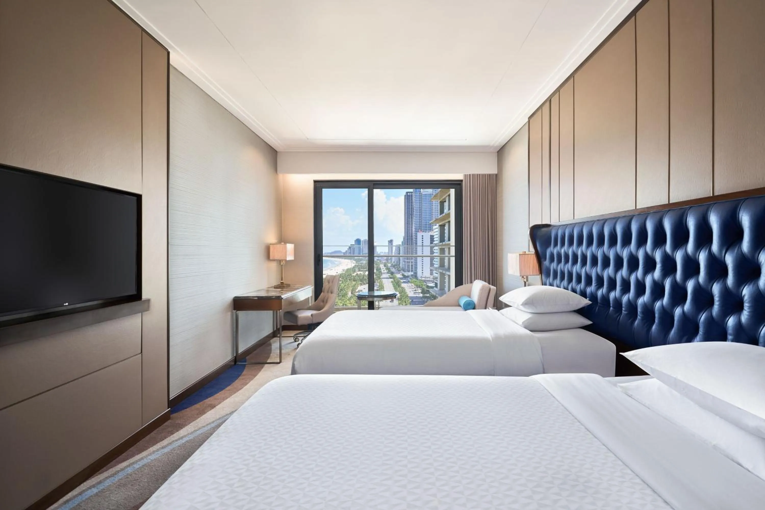 Photo of the whole room, Bed in Four Points by Sheraton Danang