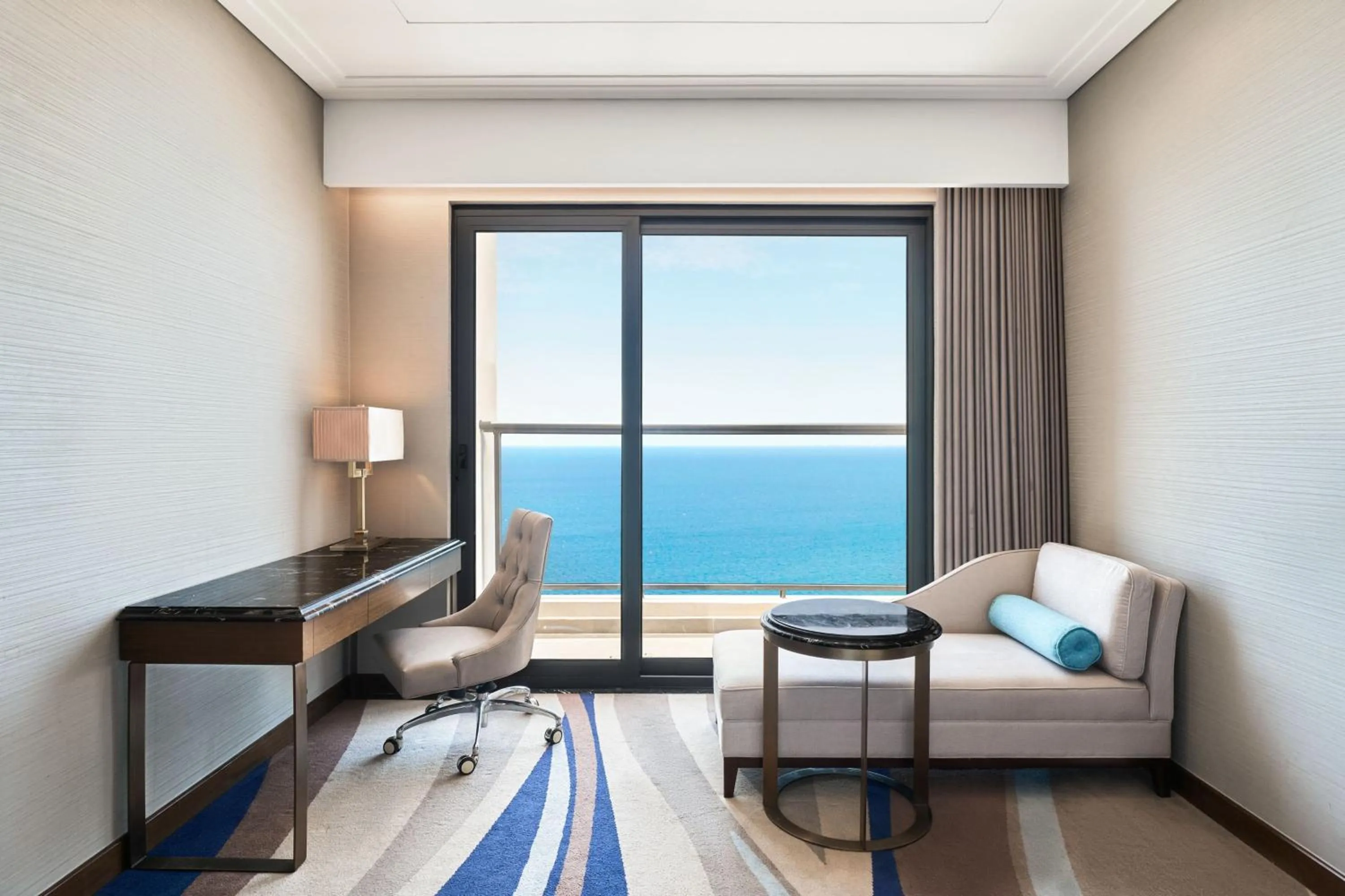 Photo of the whole room, Bed in Four Points by Sheraton Danang