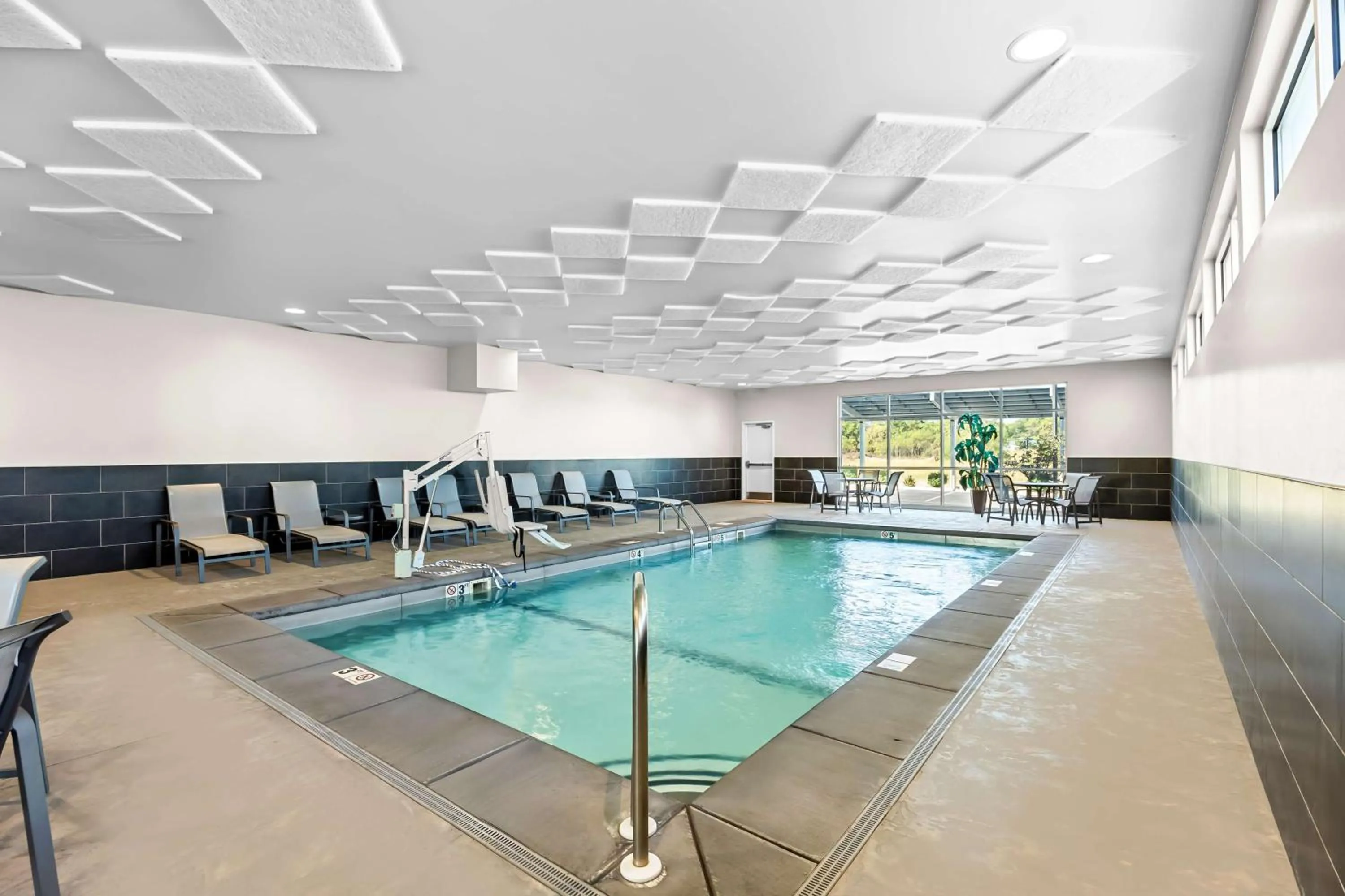 Pool view in Best Western Plus Bolivar Hotel & Suites