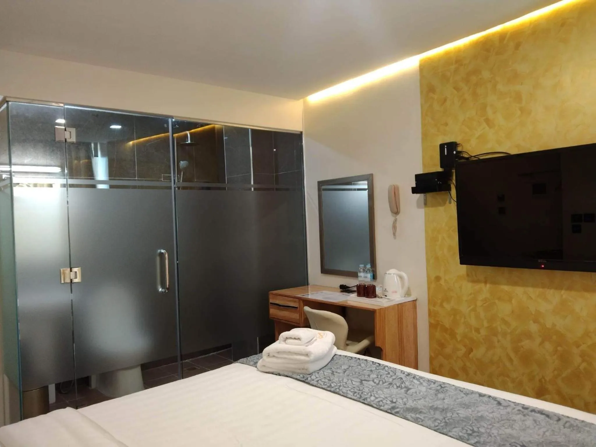 Public Bath, Bed in Sempre Premier Inn - MACTAN AIRPORT HOTEL