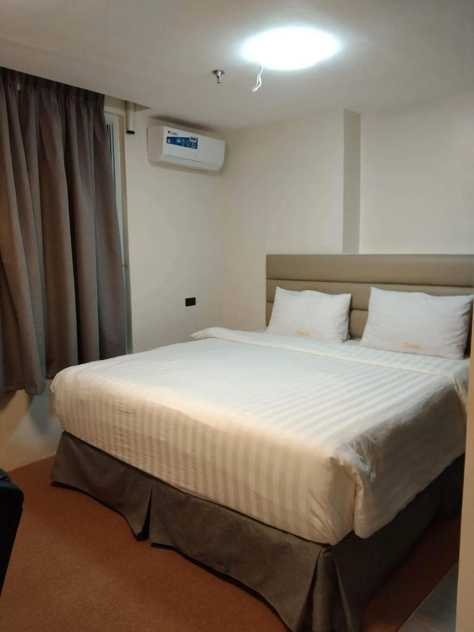 Bed in Sempre Premier Inn - MACTAN AIRPORT HOTEL