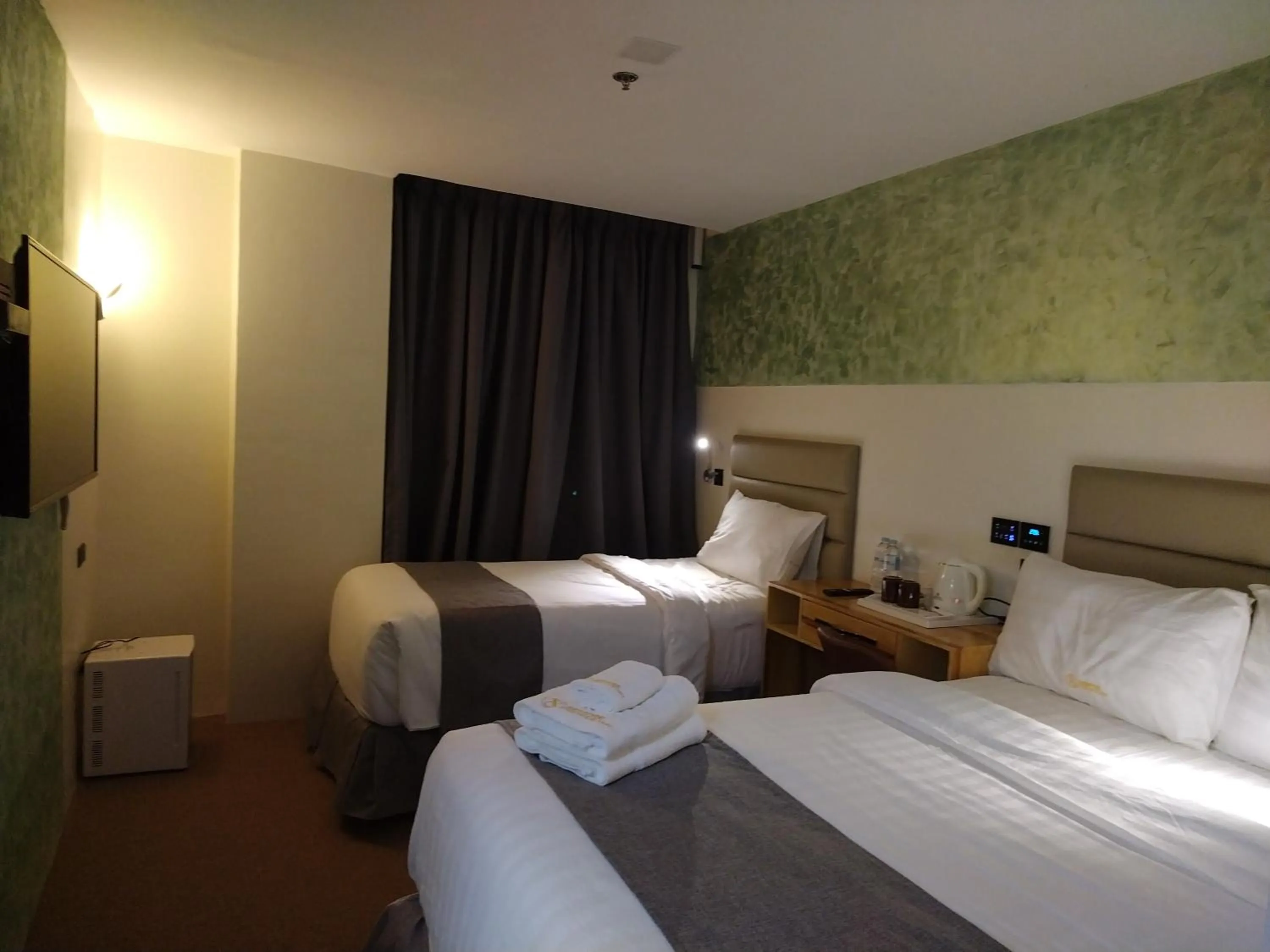 Bed in Sempre Premier Inn - MACTAN AIRPORT HOTEL