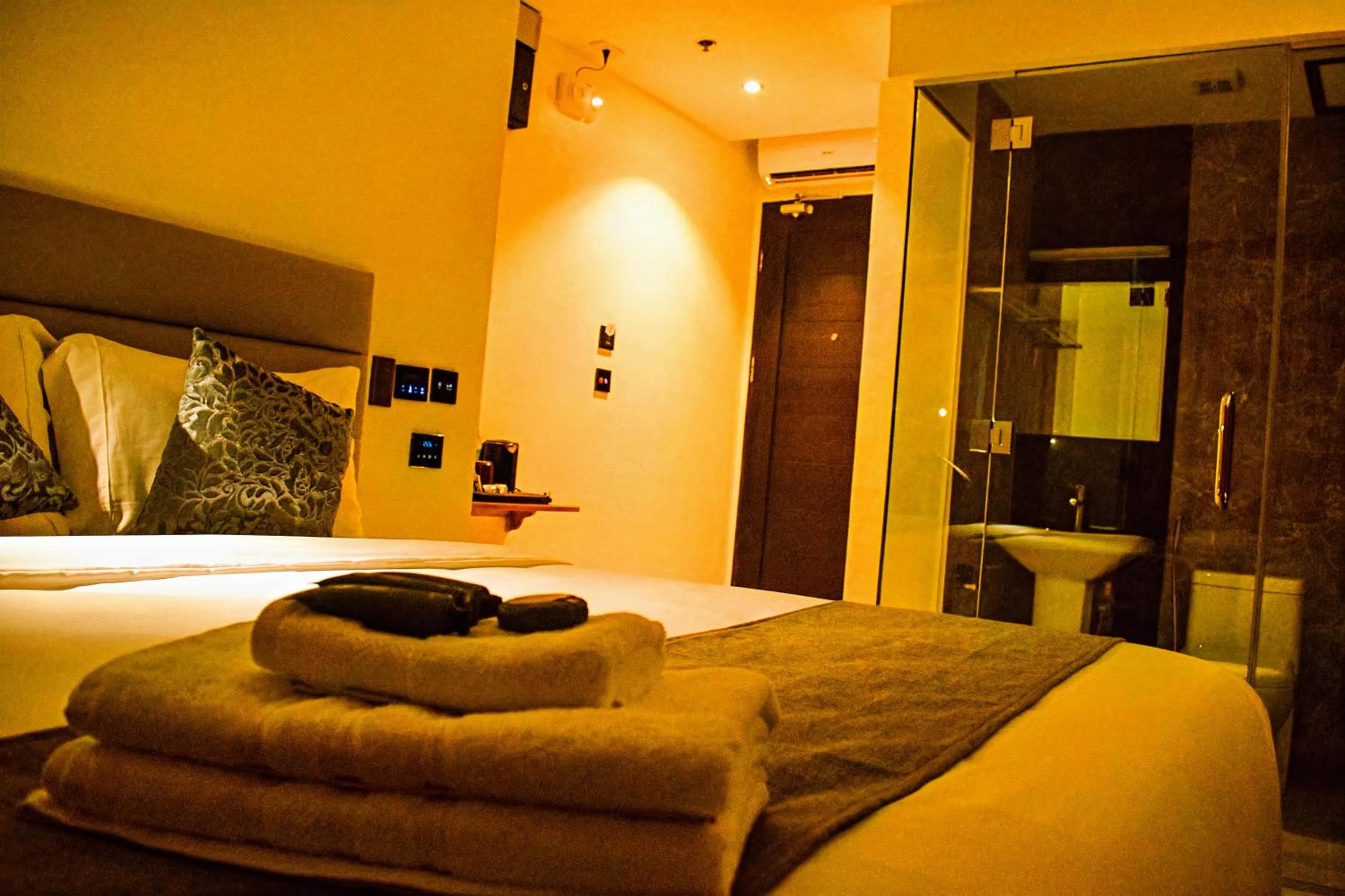 Toilet, Bed in Sempre Premier Inn - MACTAN AIRPORT HOTEL