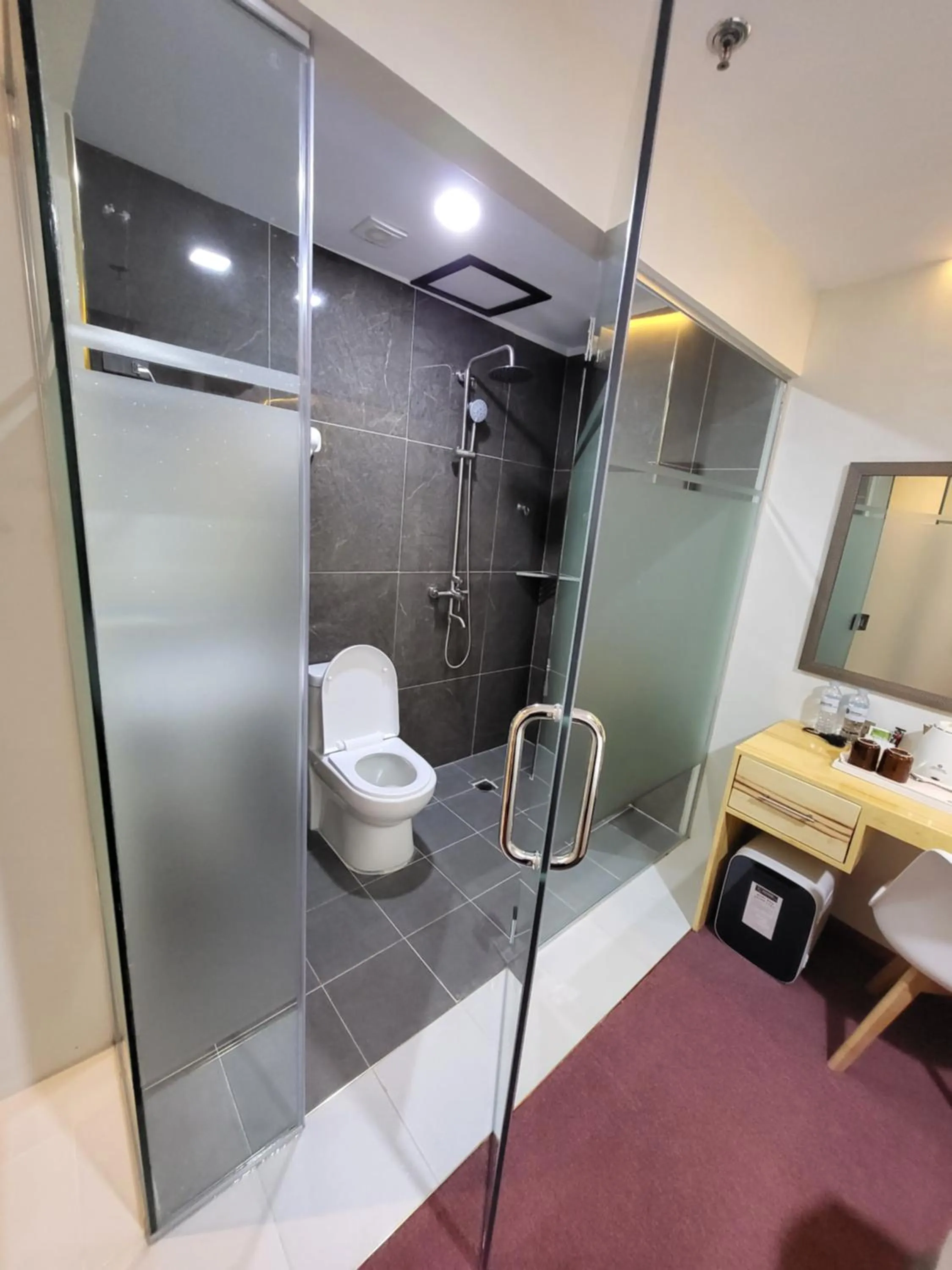 Shower in Sempre Premier Inn - MACTAN AIRPORT HOTEL