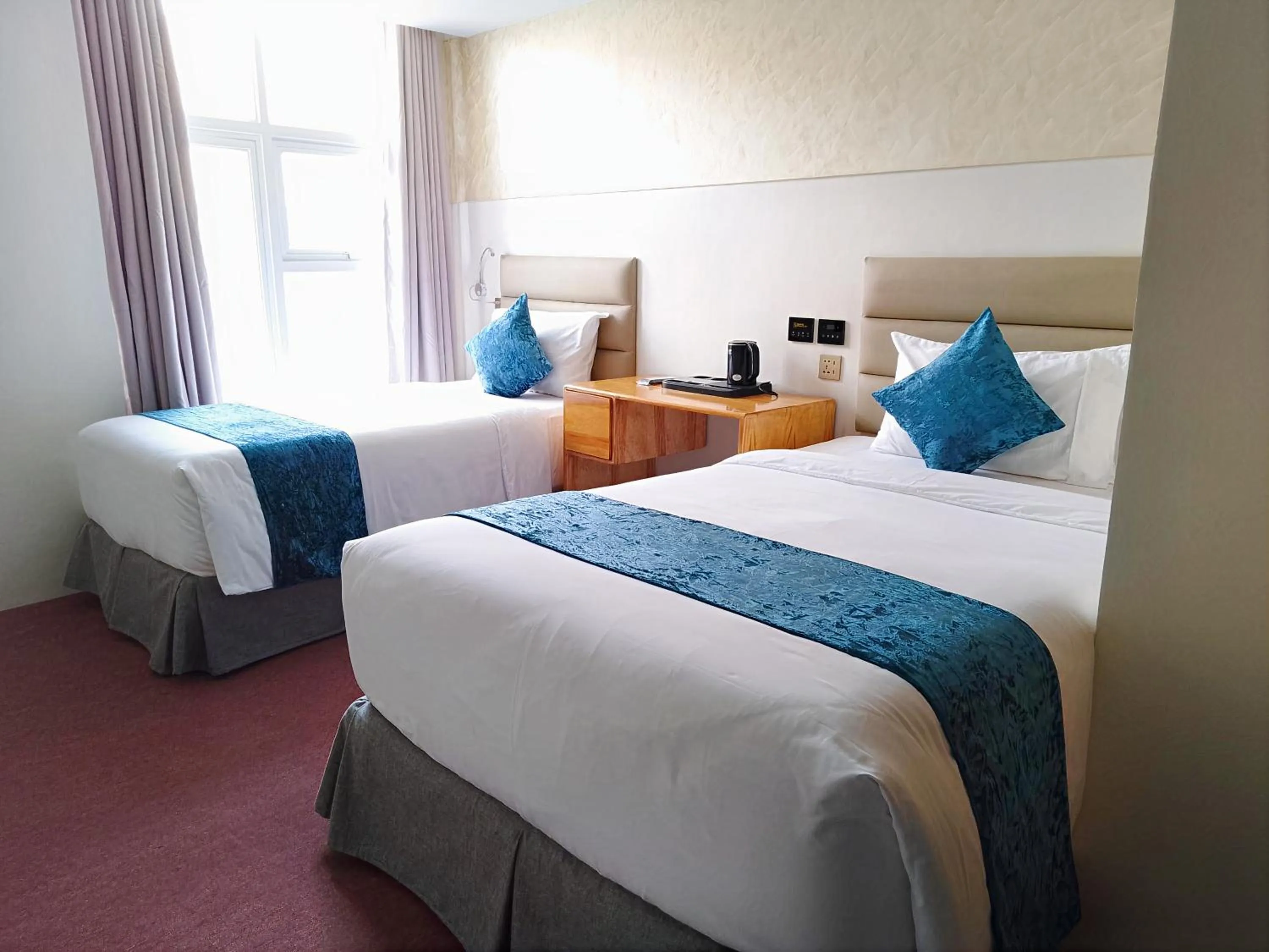 Bed in Sempre Premier Inn - MACTAN AIRPORT HOTEL