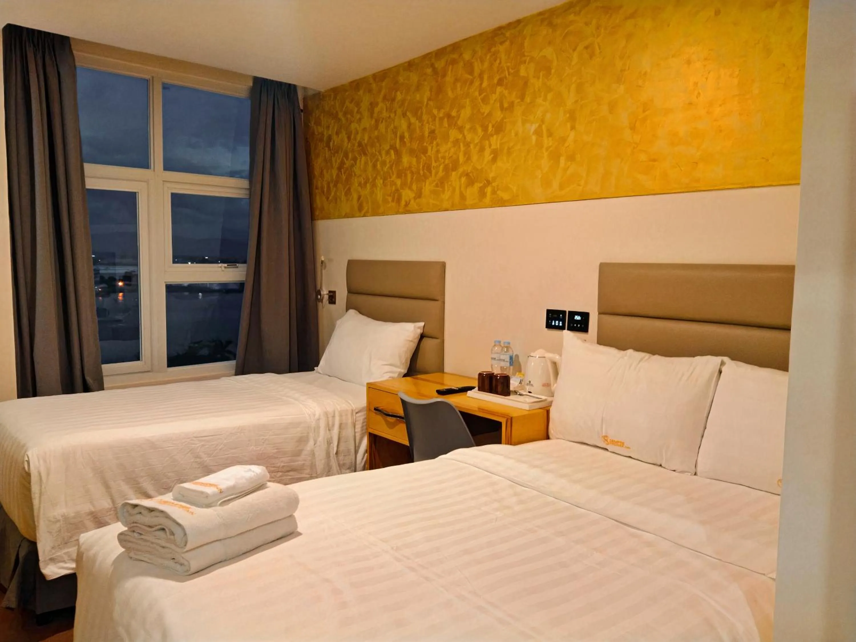 Toilet, Bed in Sempre Premier Inn - MACTAN AIRPORT HOTEL