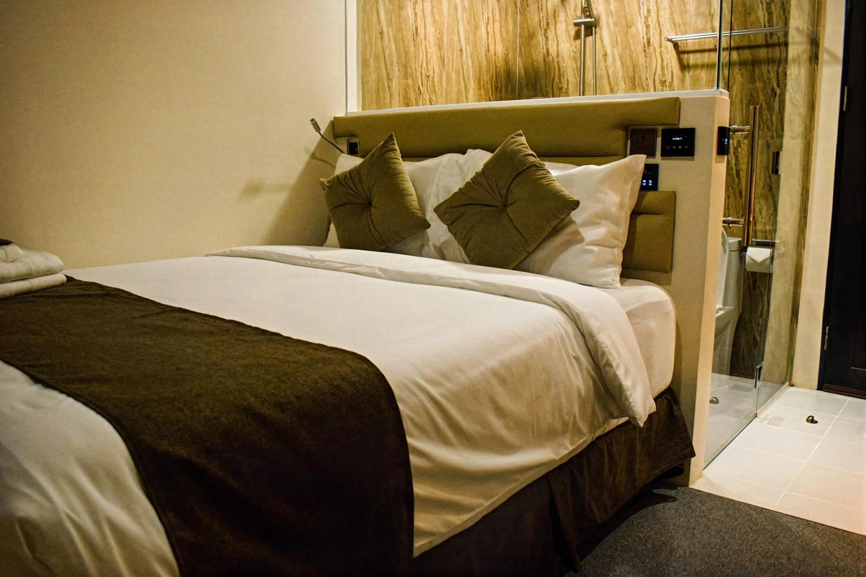 Bed in Sempre Premier Inn - MACTAN AIRPORT HOTEL