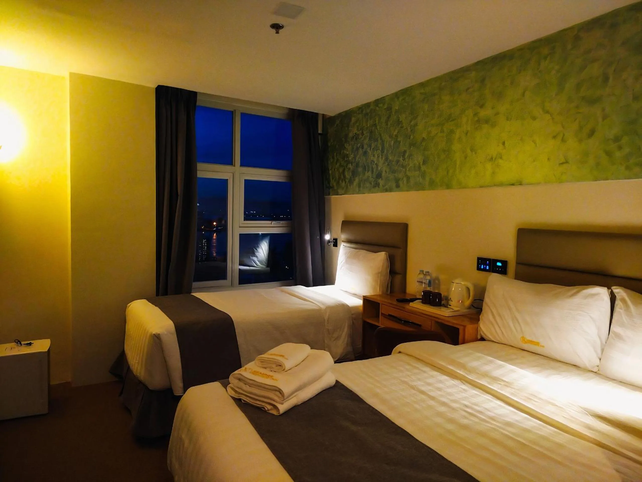 Bedroom, Bed in Sempre Premier Inn - MACTAN AIRPORT HOTEL