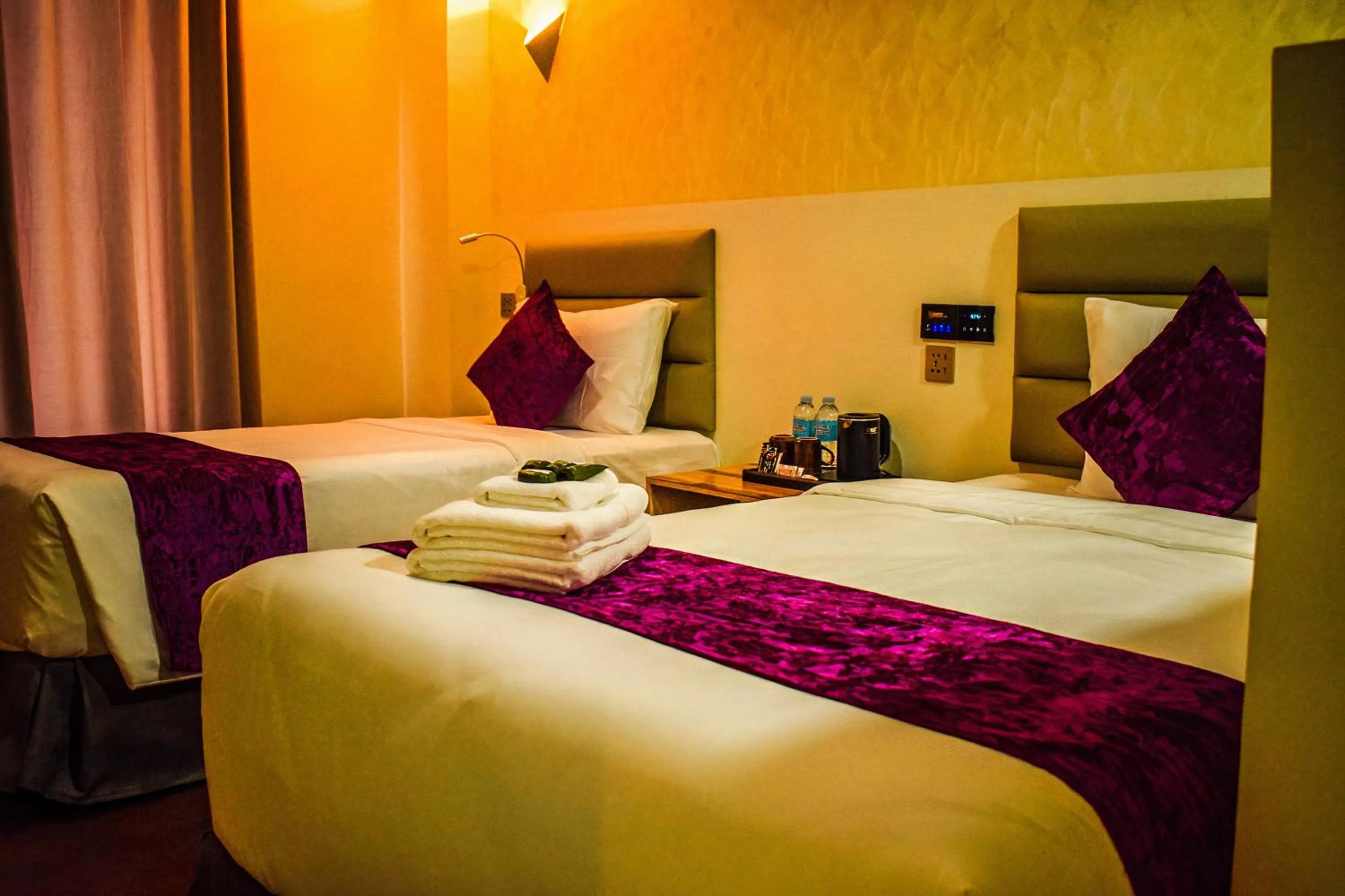 Toilet, Bed in Sempre Premier Inn - MACTAN AIRPORT HOTEL
