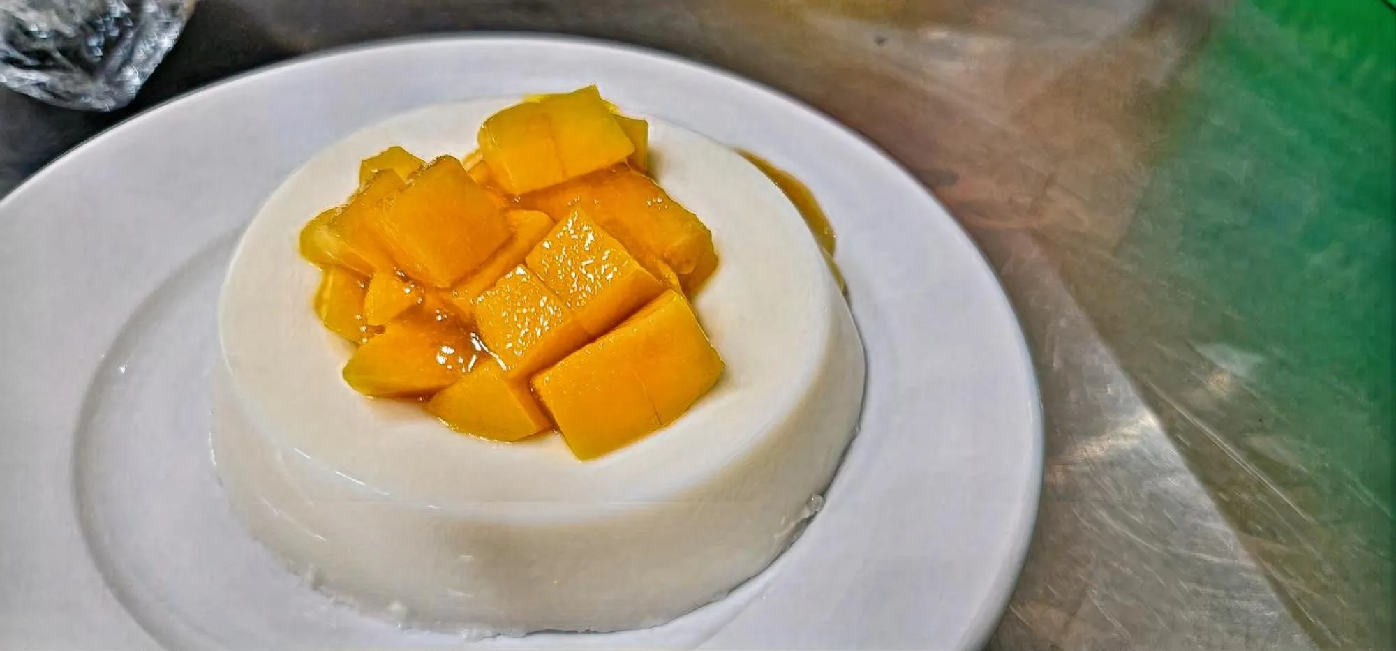 Food in Sempre Premier Inn - MACTAN AIRPORT HOTEL