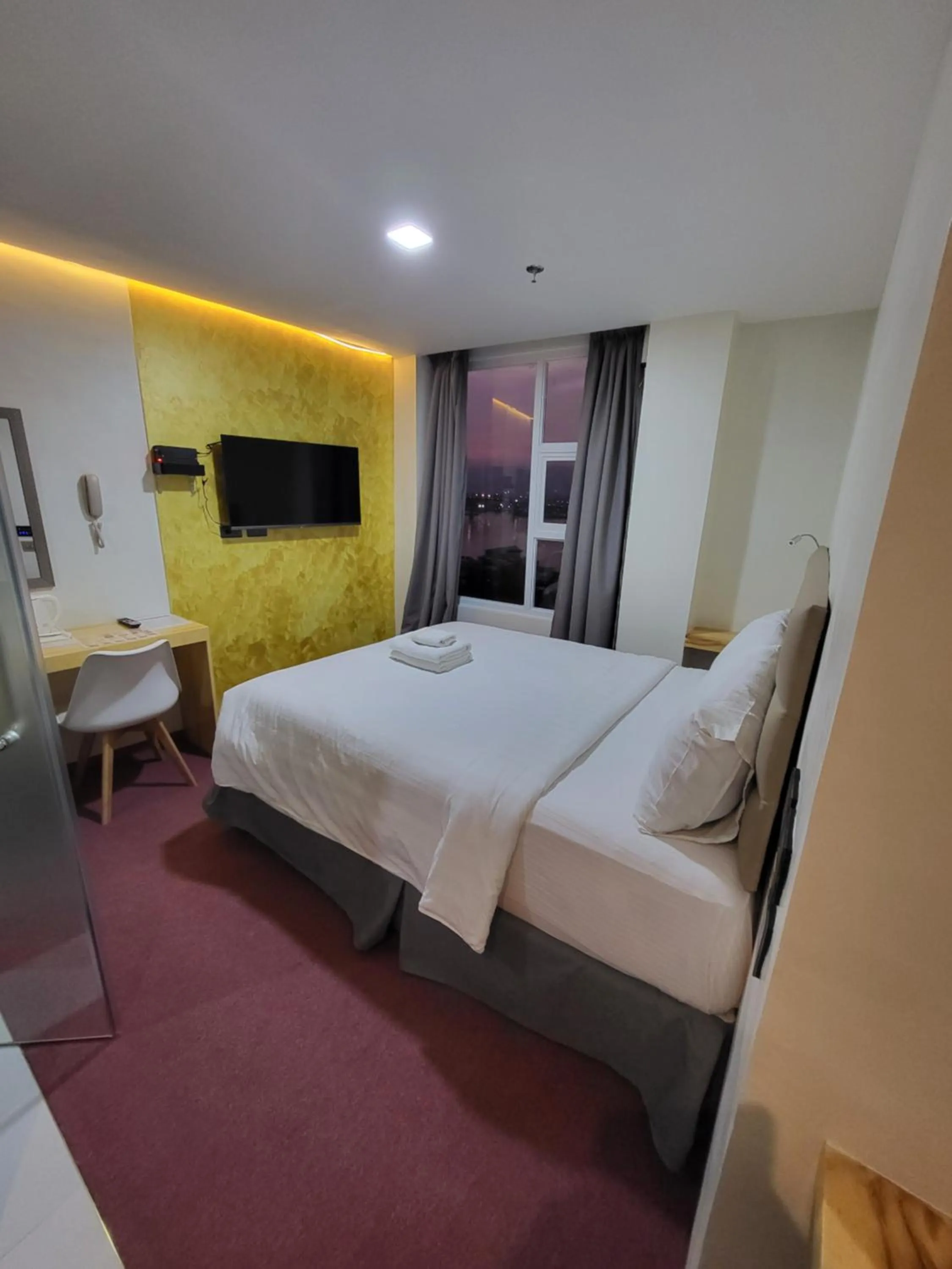 Bed in Sempre Premier Inn - MACTAN AIRPORT HOTEL