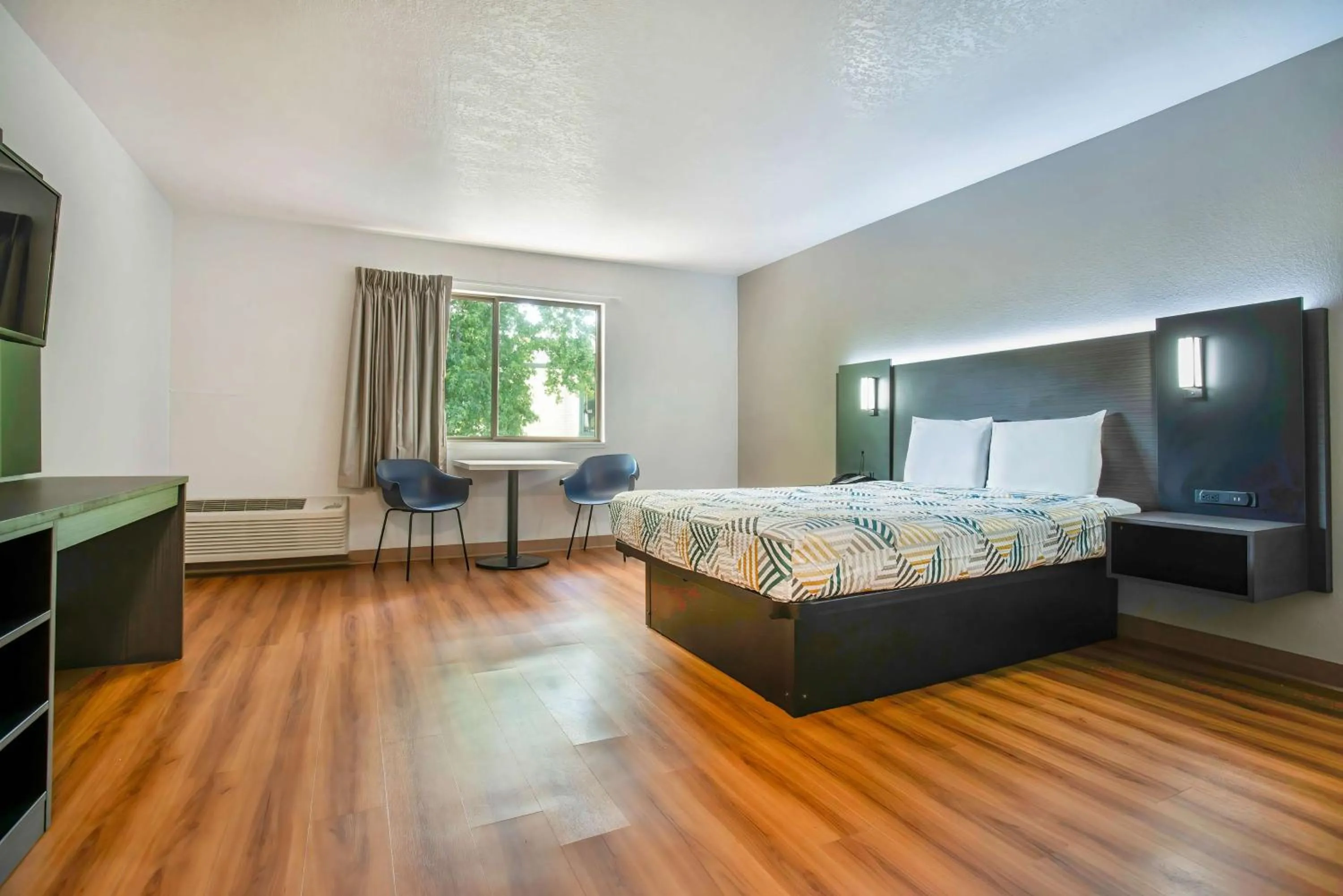 Bedroom, Bed in Motel 6-Gresham, OR - Portland