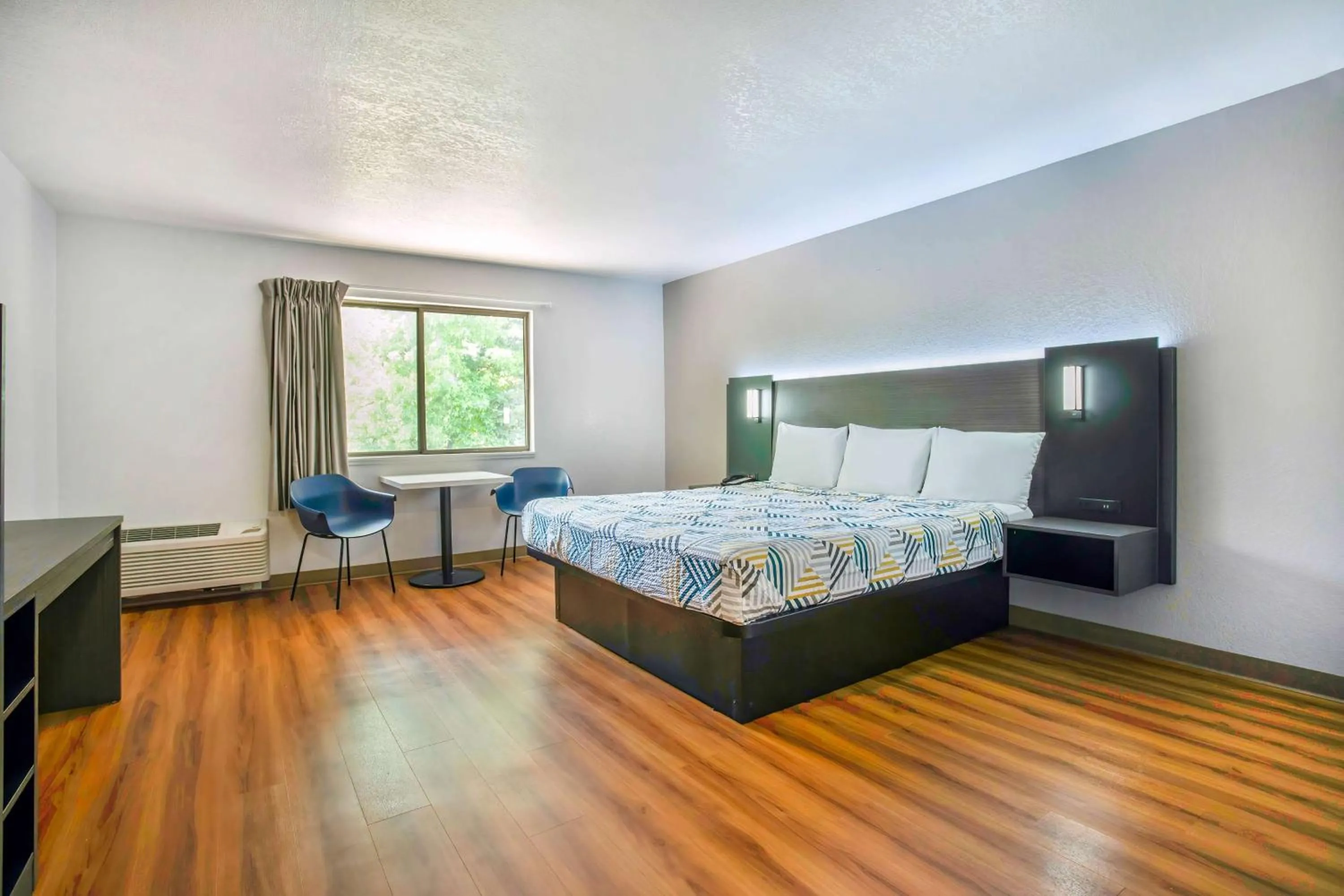 Bedroom, Bed in Motel 6-Gresham, OR - Portland