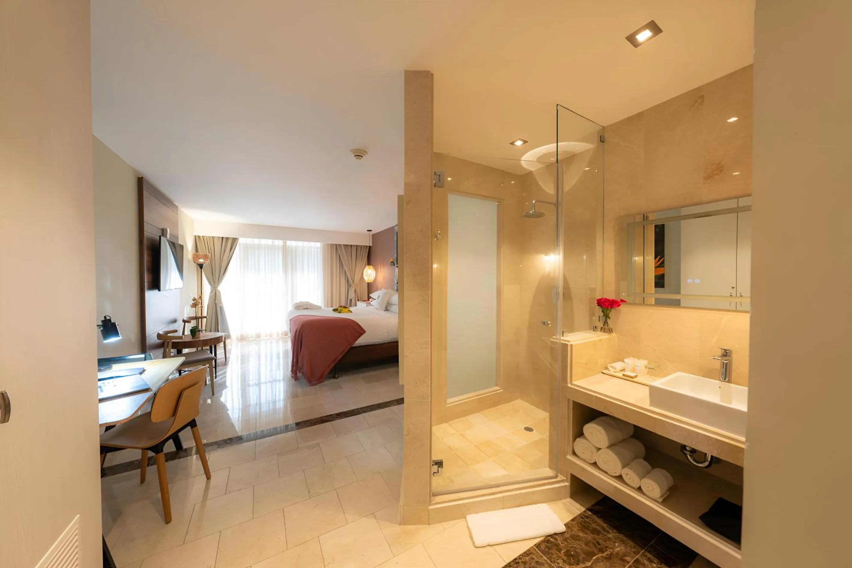 Shower, Bed in Hotel El Panama by Faranda Grand, a member of Radisson Individuals