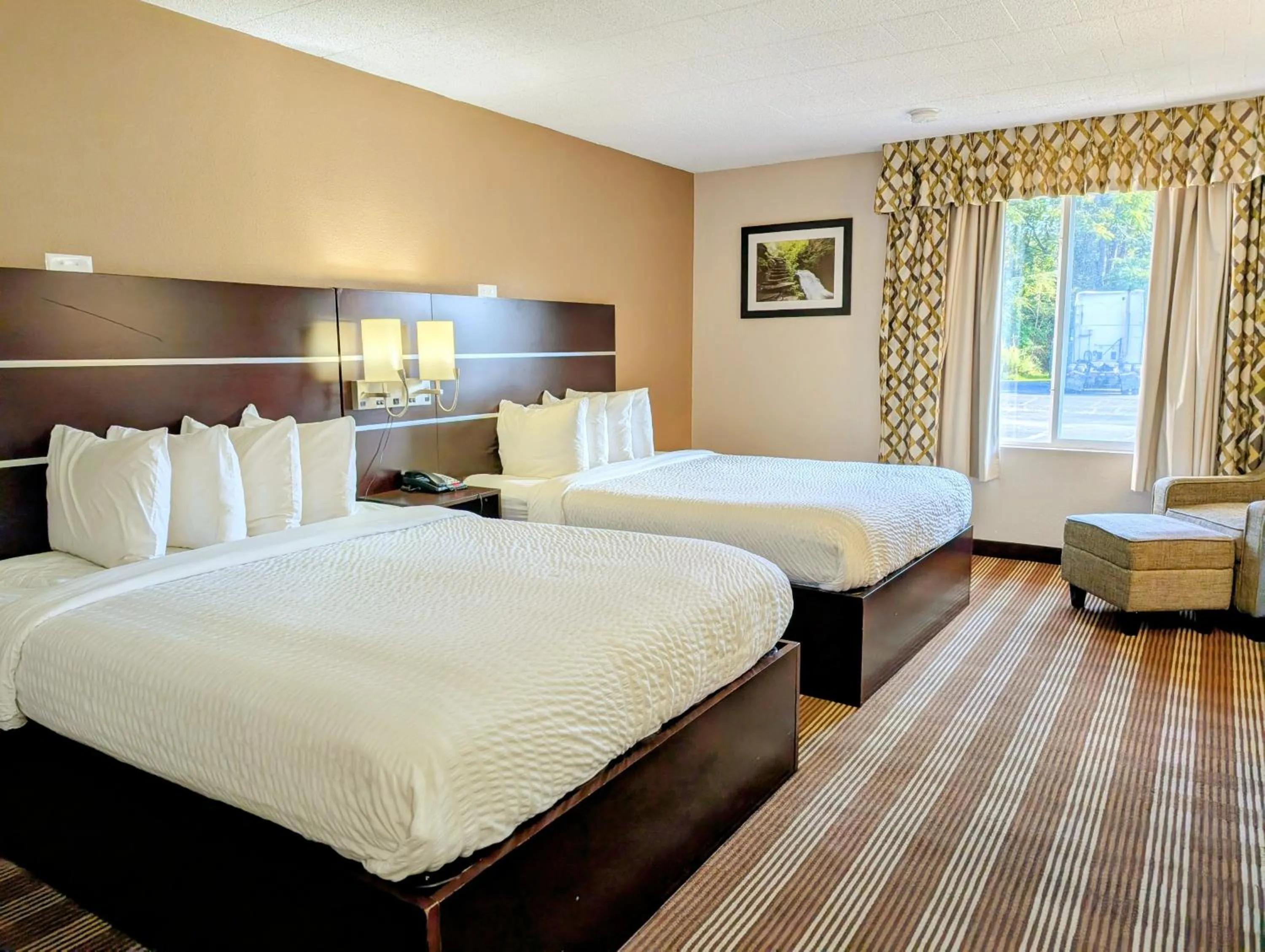 Bed in Pocono Inn & Banquet - Stroudsburg