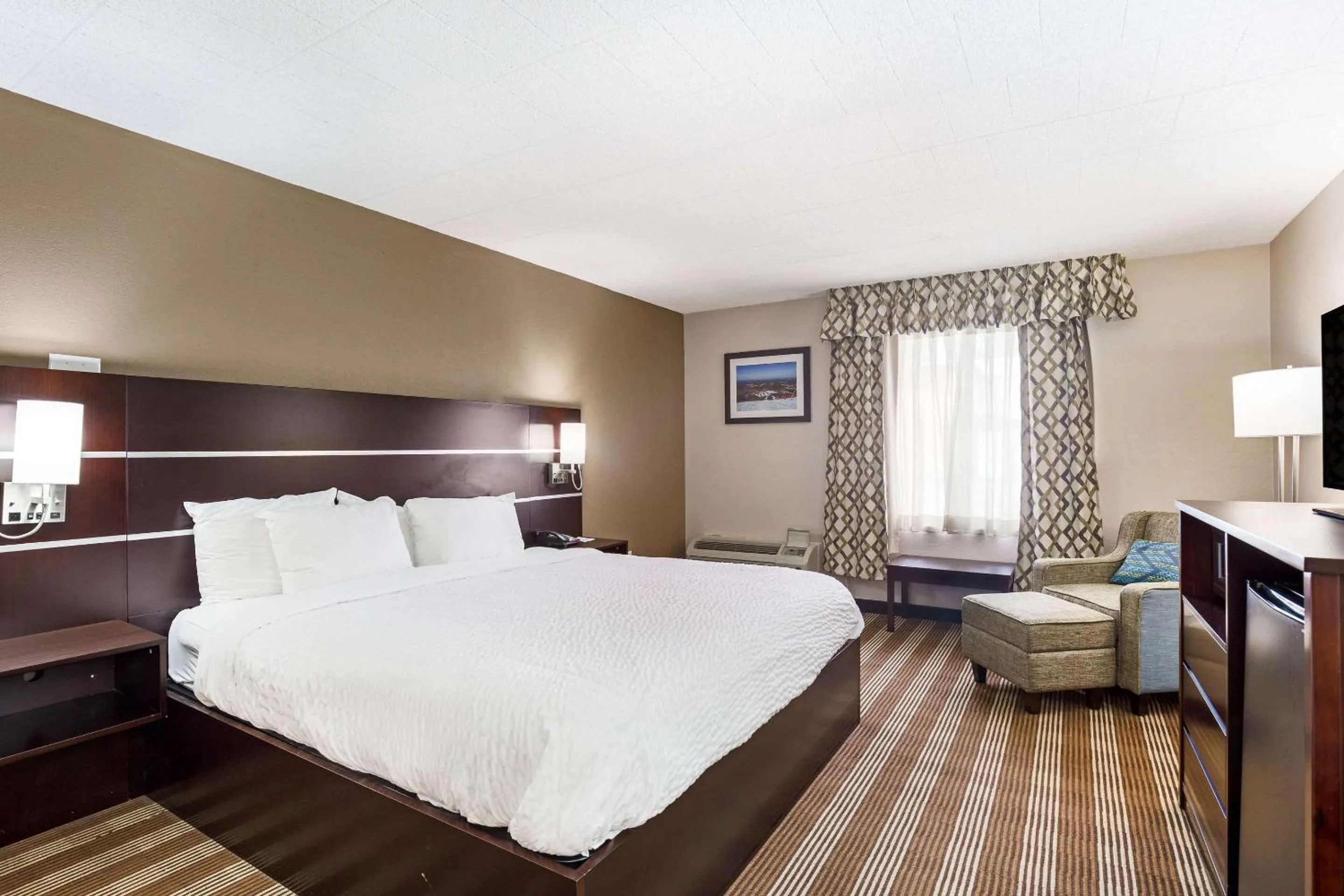 Photo of the whole room, Bed in Pocono Inn & Banquet - Stroudsburg
