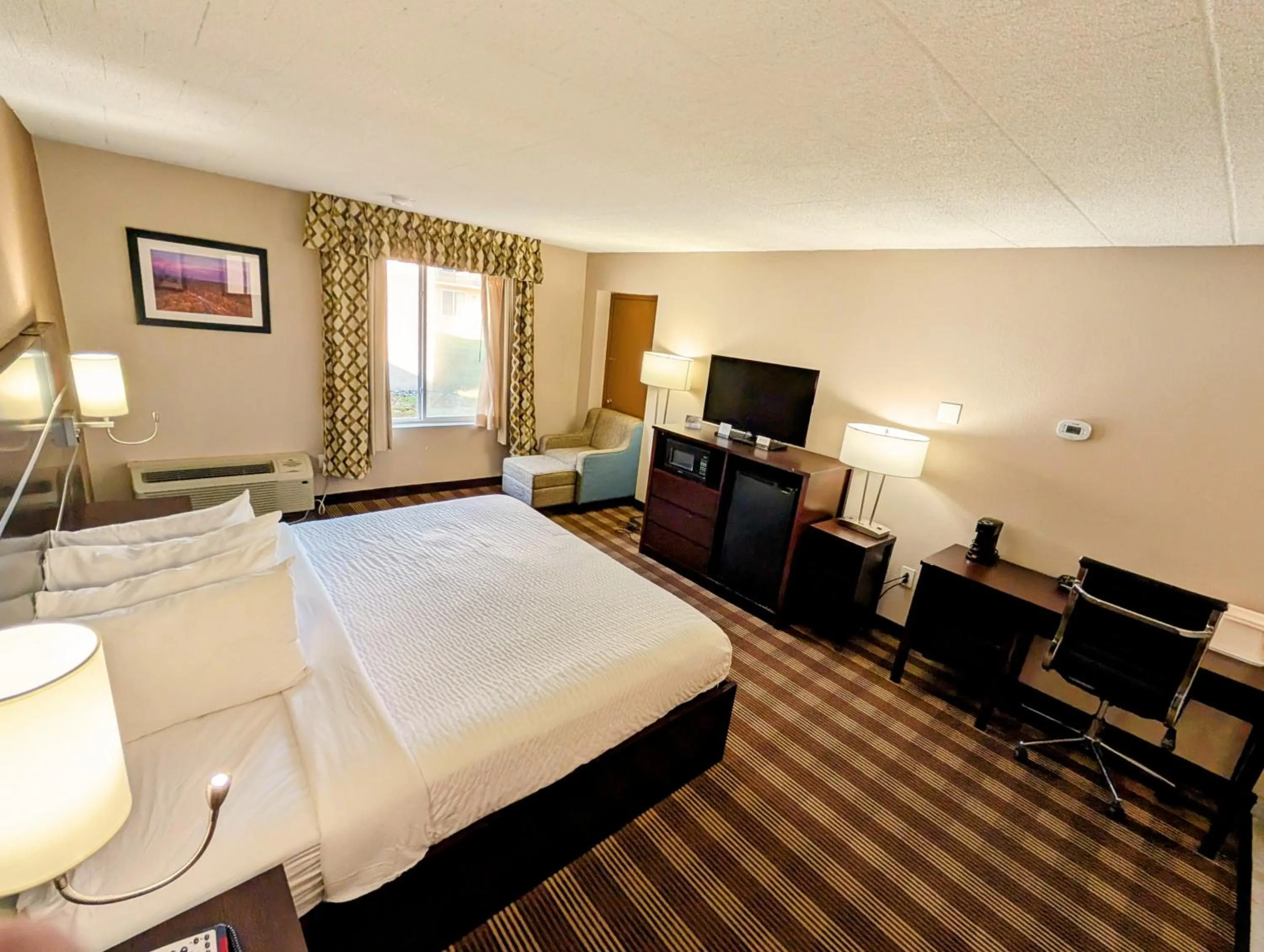 TV and multimedia, Bed in Pocono Inn & Banquet - Stroudsburg