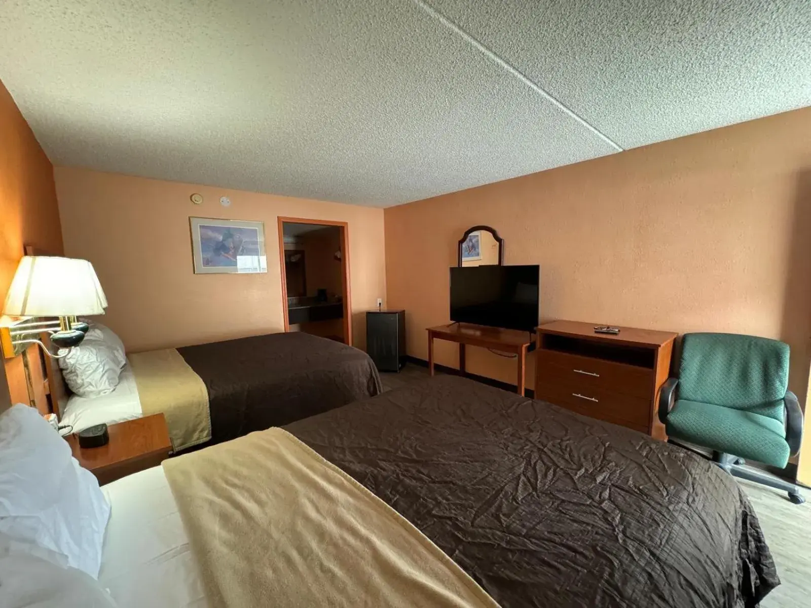 Double Room with Two Double Beds - Smoking in College Inn Spartanburg Double Room with Two Double Beds - Smoking in College Inn Spartanburg