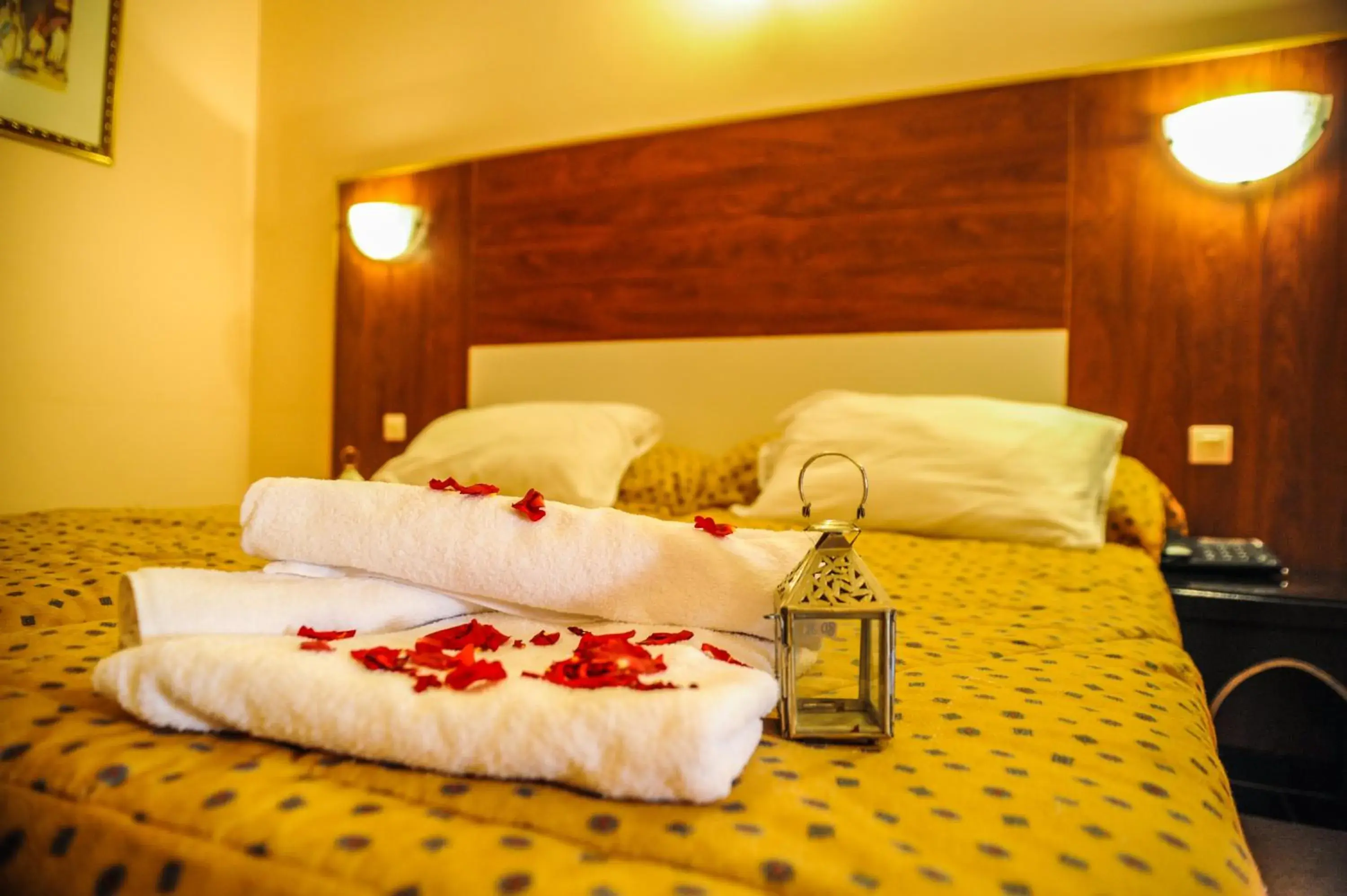 Deluxe Double Room (2 Adults + 1 Child) in Hotel Saghro Deluxe Double Room (2 Adults + 1 Child) in Hotel Saghro