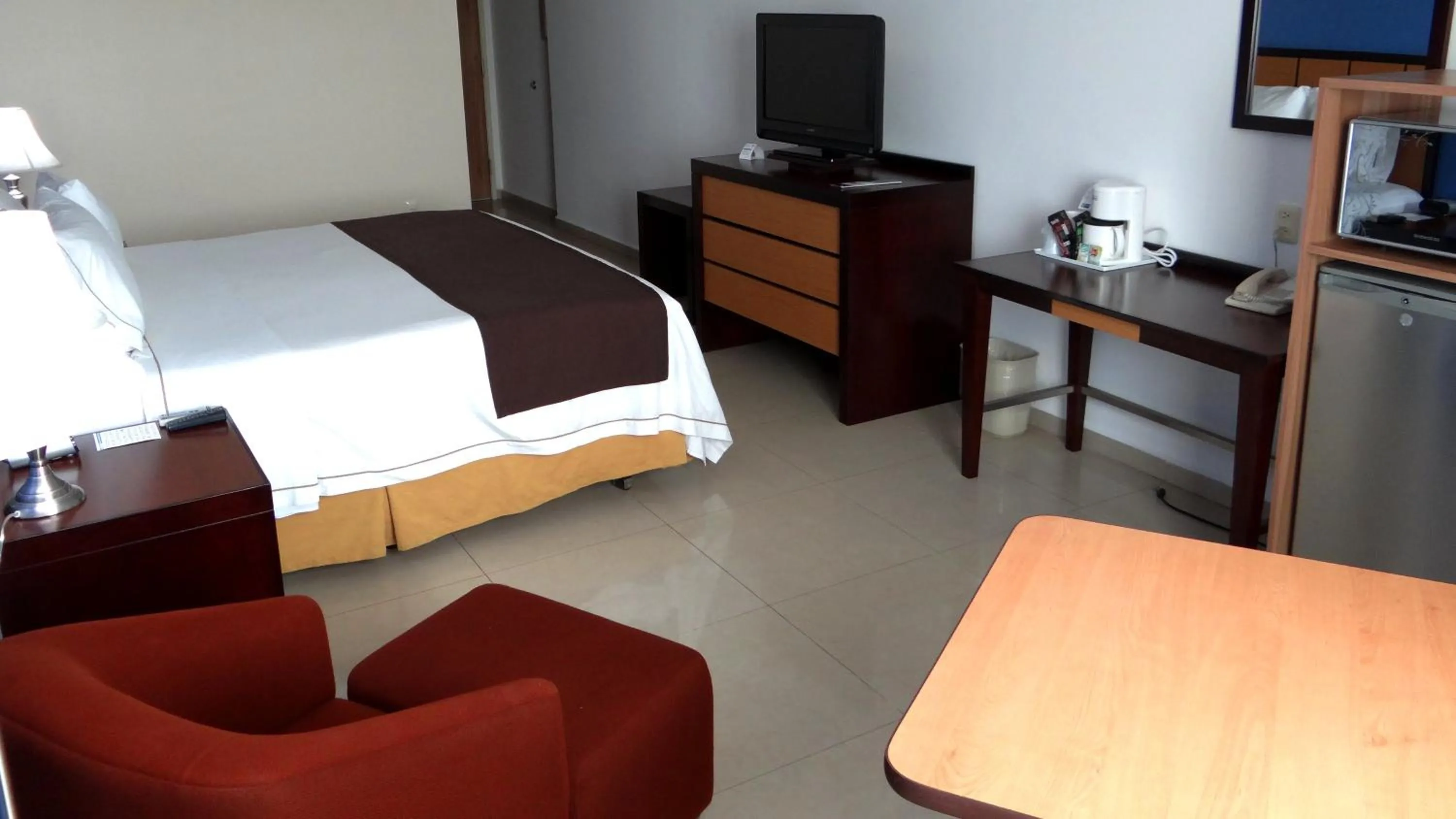 Photo of the whole room, TV/Entertainment Center in Holiday Inn Express Paraiso - Dos Bocas