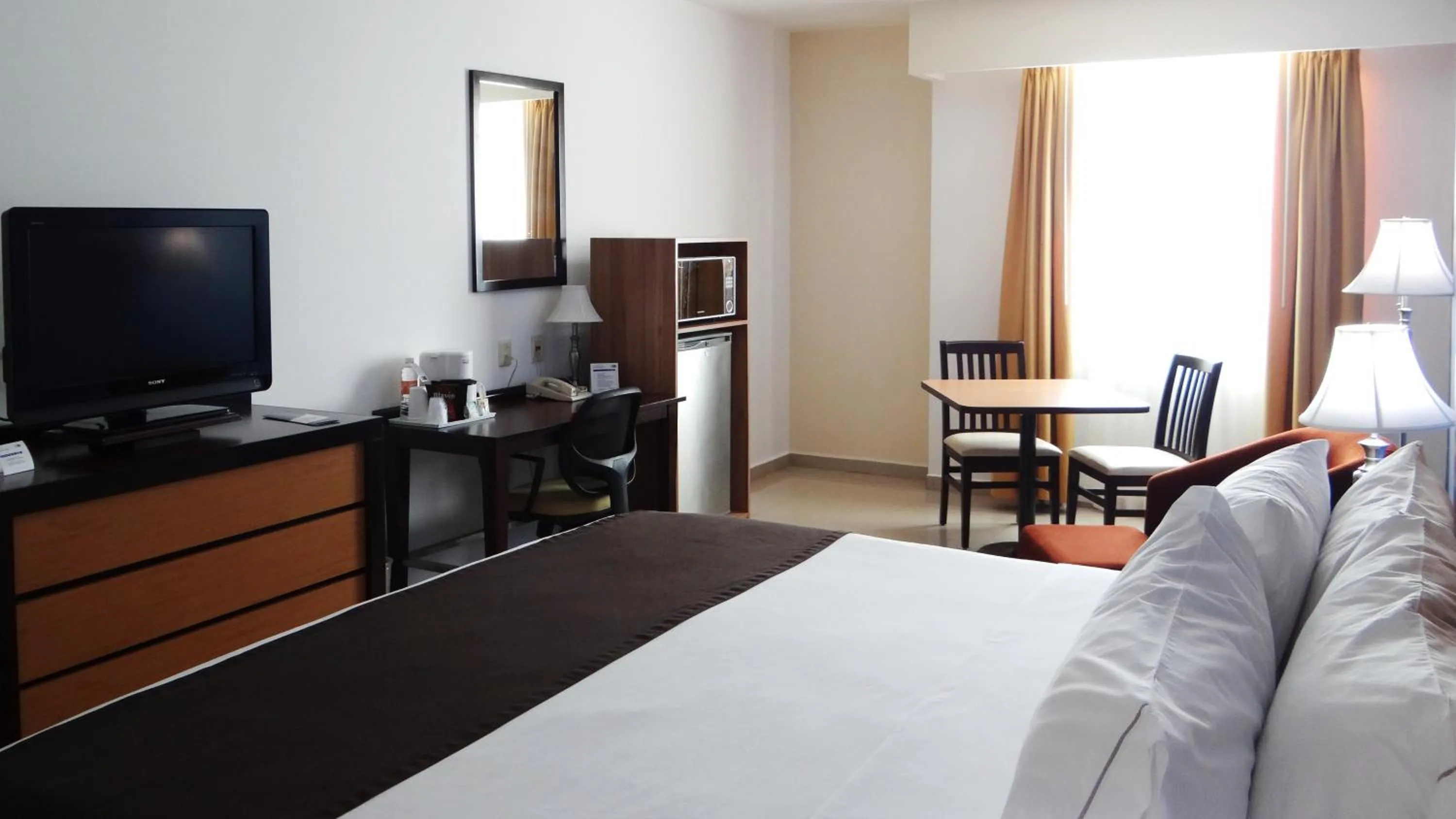 Photo of the whole room, TV/Entertainment Center in Holiday Inn Express Paraiso - Dos Bocas