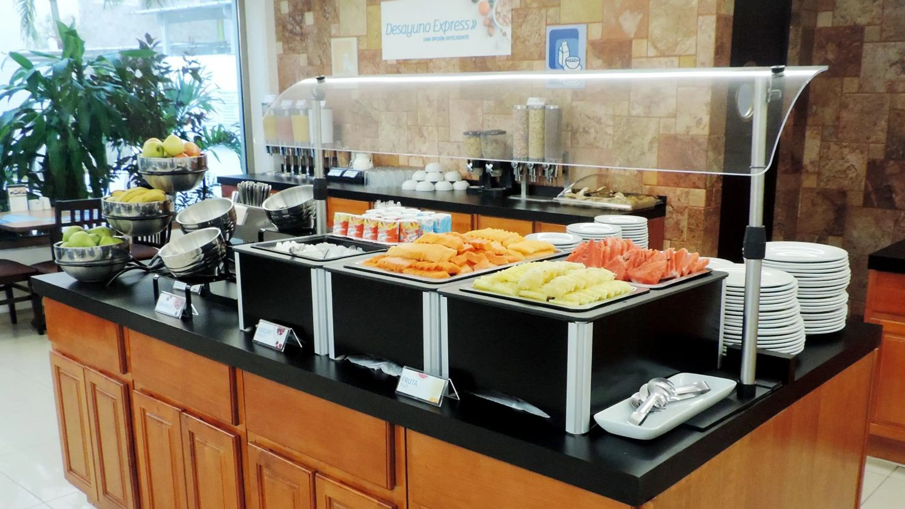 Restaurant/places to eat, Food in Holiday Inn Express Paraiso - Dos Bocas