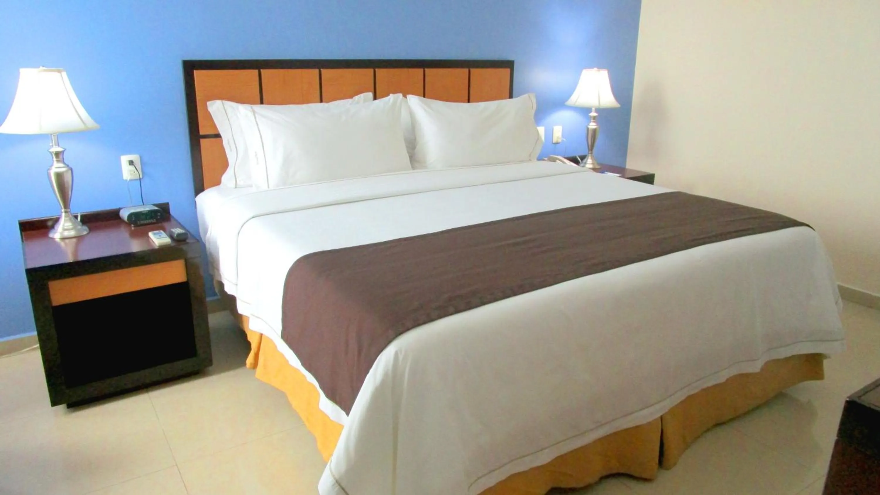 Photo of the whole room in Holiday Inn Express Paraiso - Dos Bocas