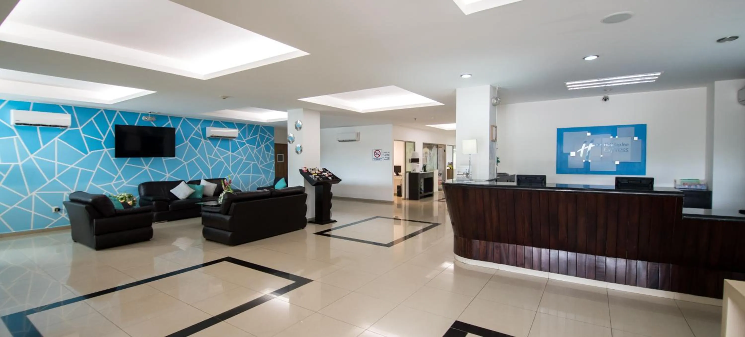 Property building, Lobby/Reception in Holiday Inn Express Paraiso - Dos Bocas