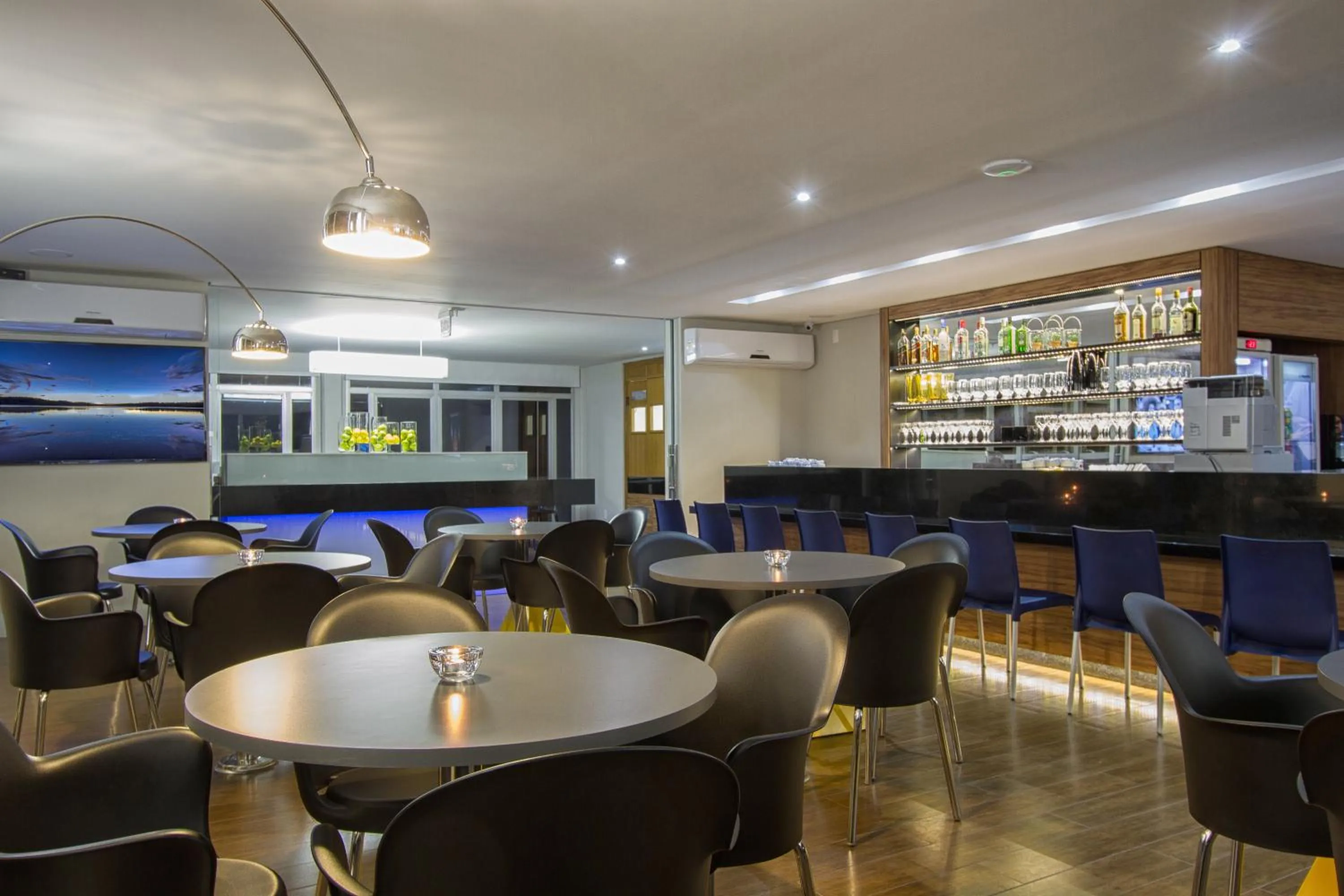 Restaurant/places to eat in Le CanarD Joinville