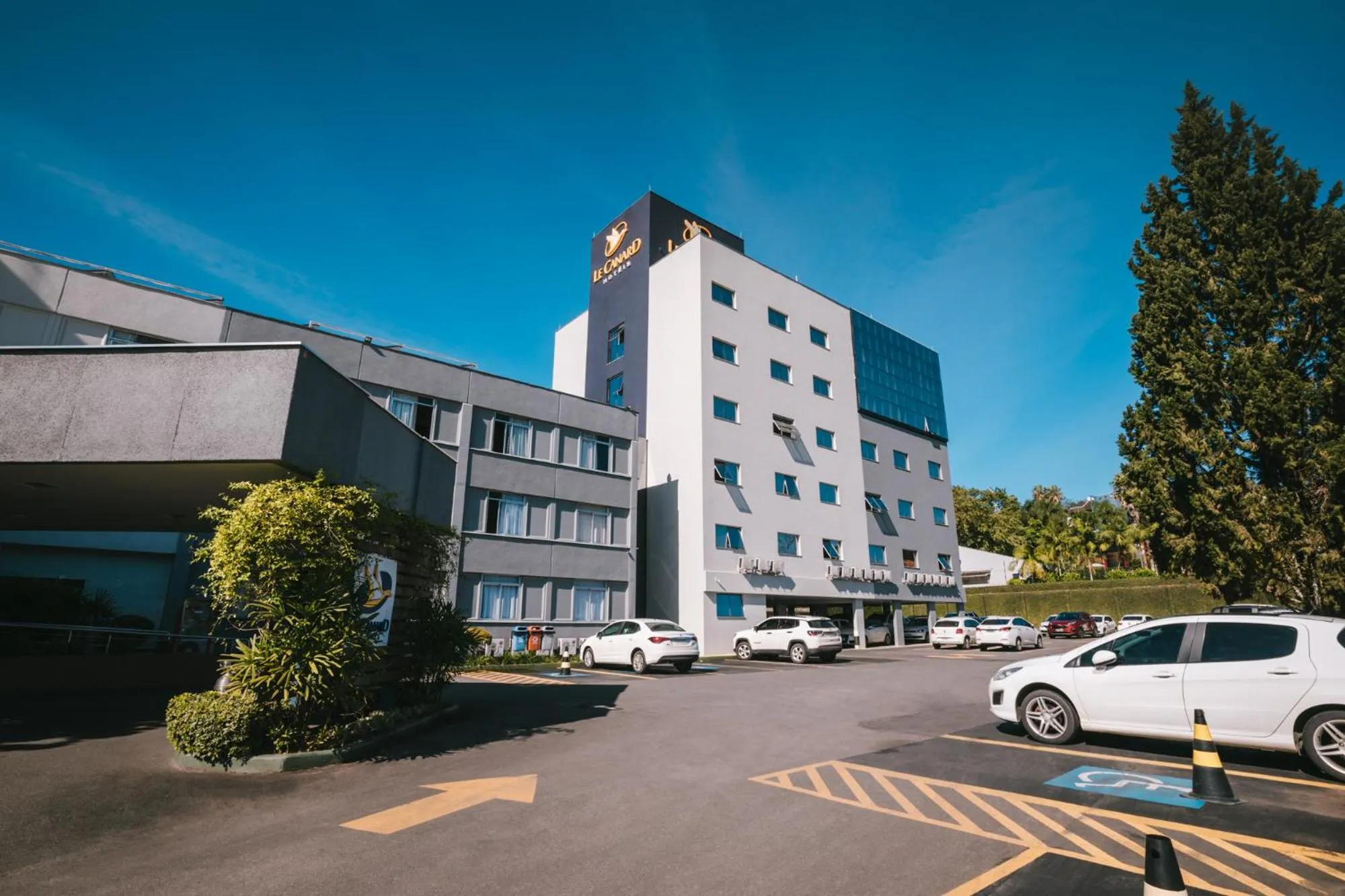 Facade/entrance in Le CanarD Joinville