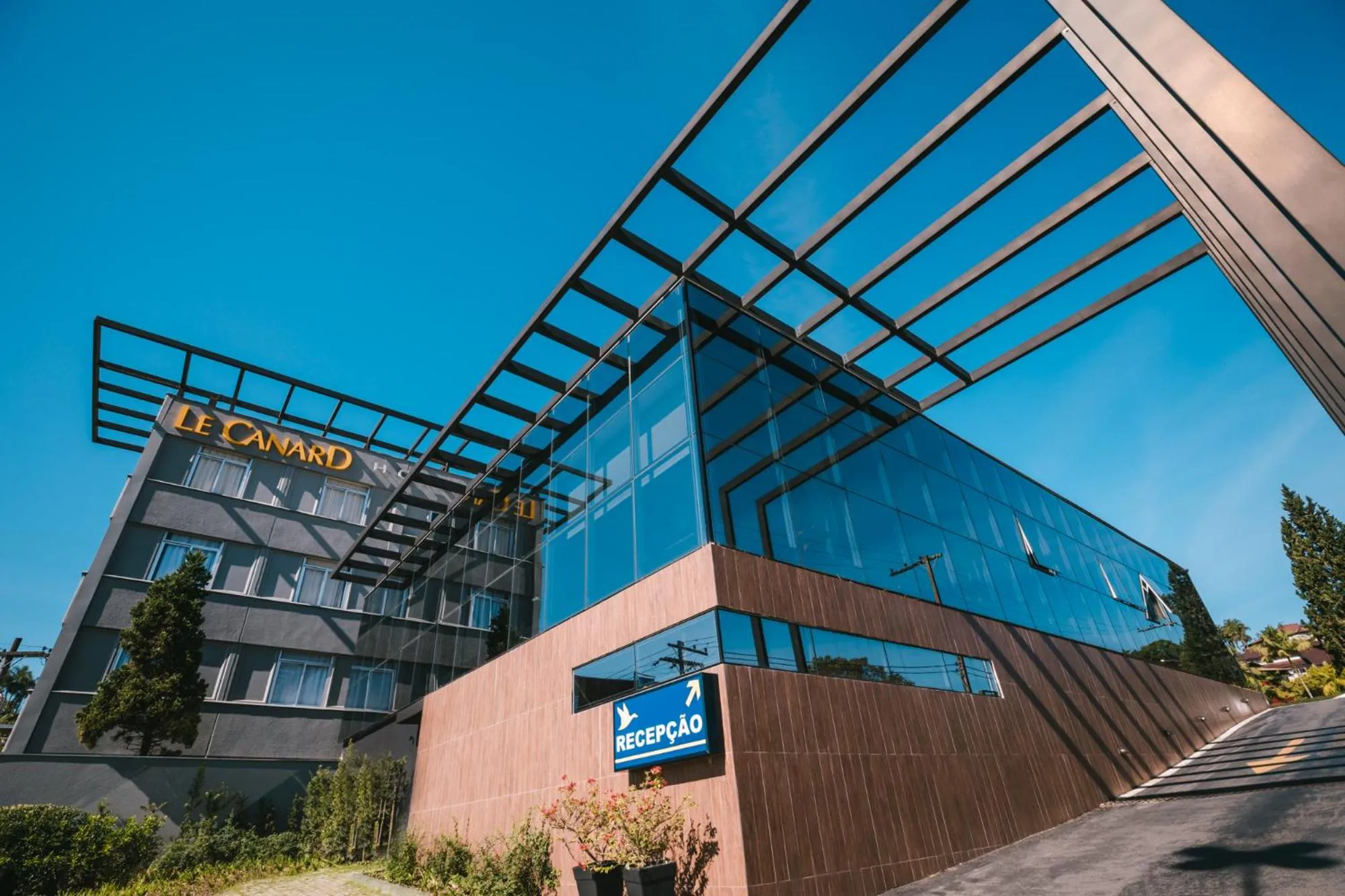 Facade/entrance in Le CanarD Joinville