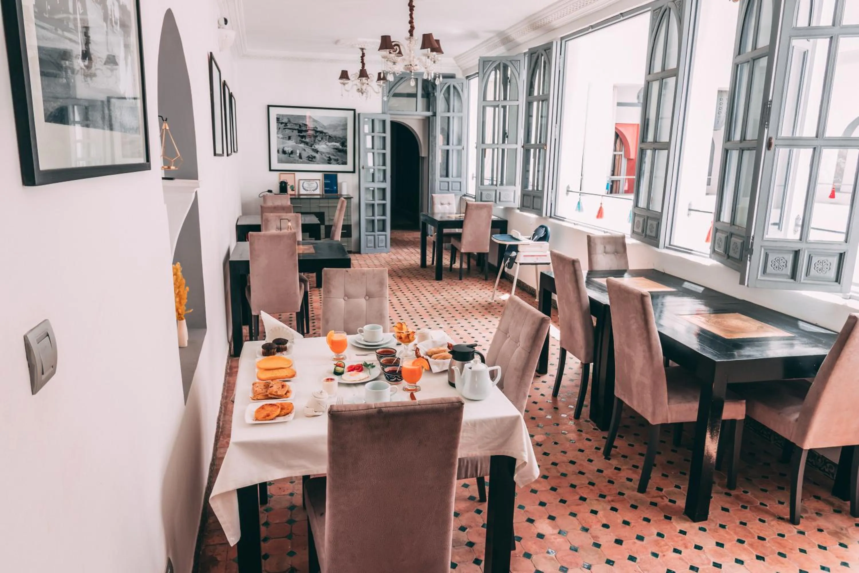 Restaurant/places to eat in Riad Shemsi