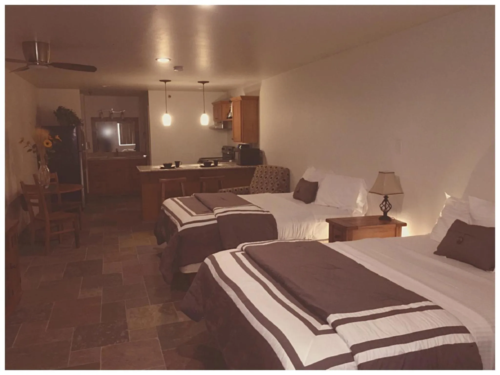 Photo of the whole room, Bed in Harbour Inn