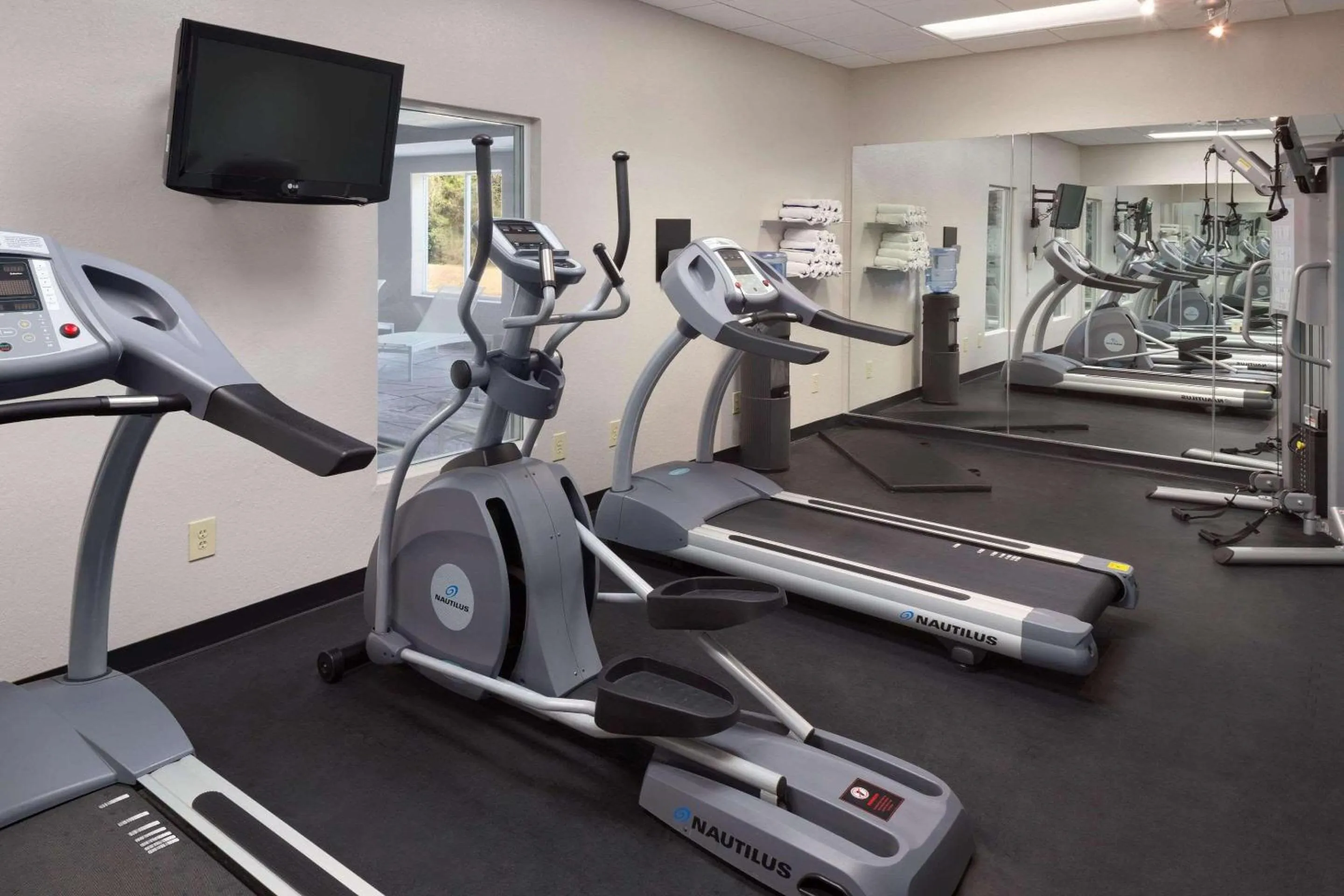 Fitness centre/facilities in Country Inn & Suites by Radisson, Brunswick I-95, GA