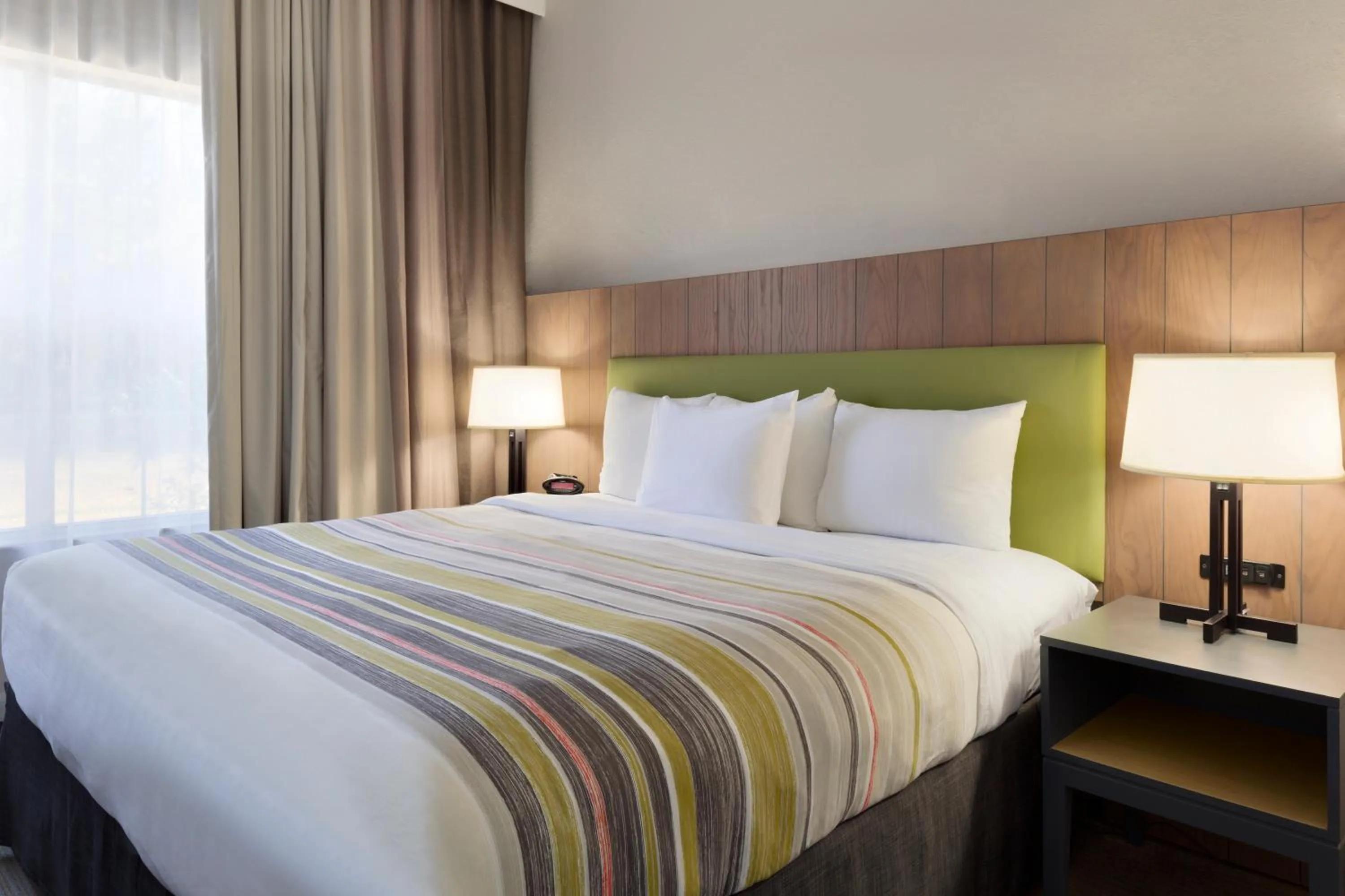 Bed in Country Inn & Suites by Radisson, Brunswick I-95, GA