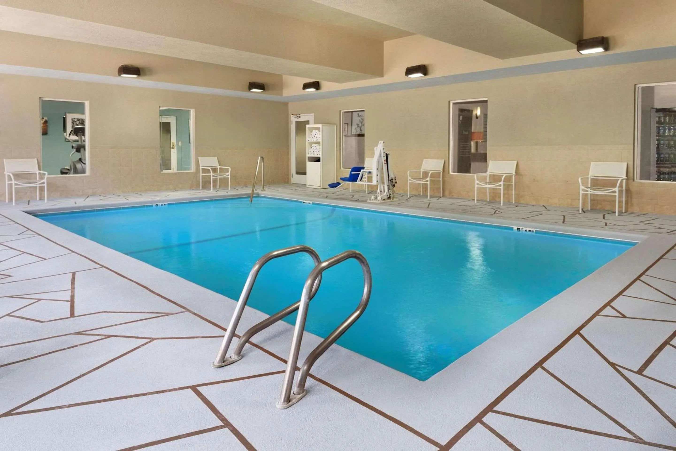 Swimming pool in Country Inn & Suites by Radisson, Brunswick I-95, GA