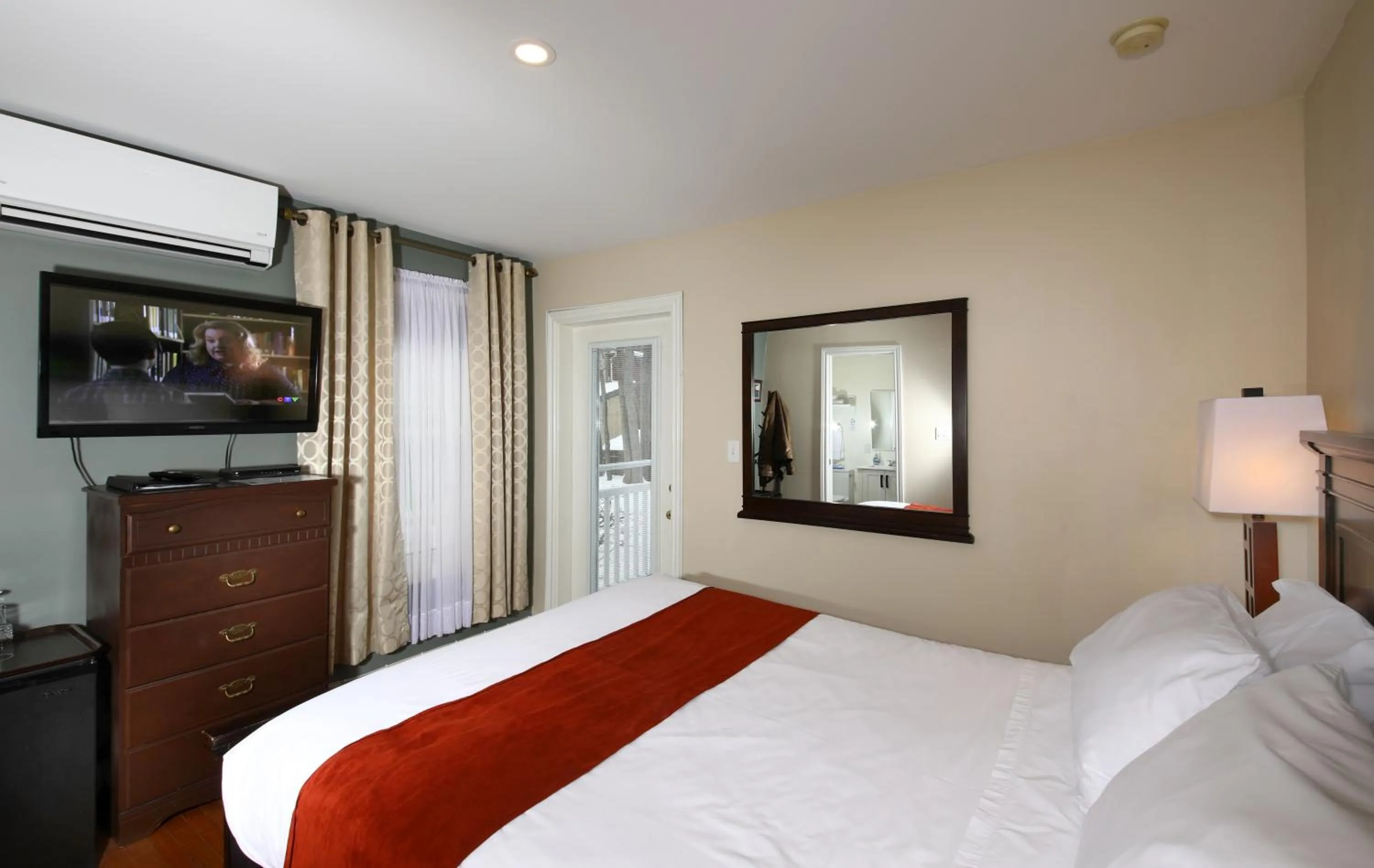 Photo of the whole room, Bed in The Harbour House