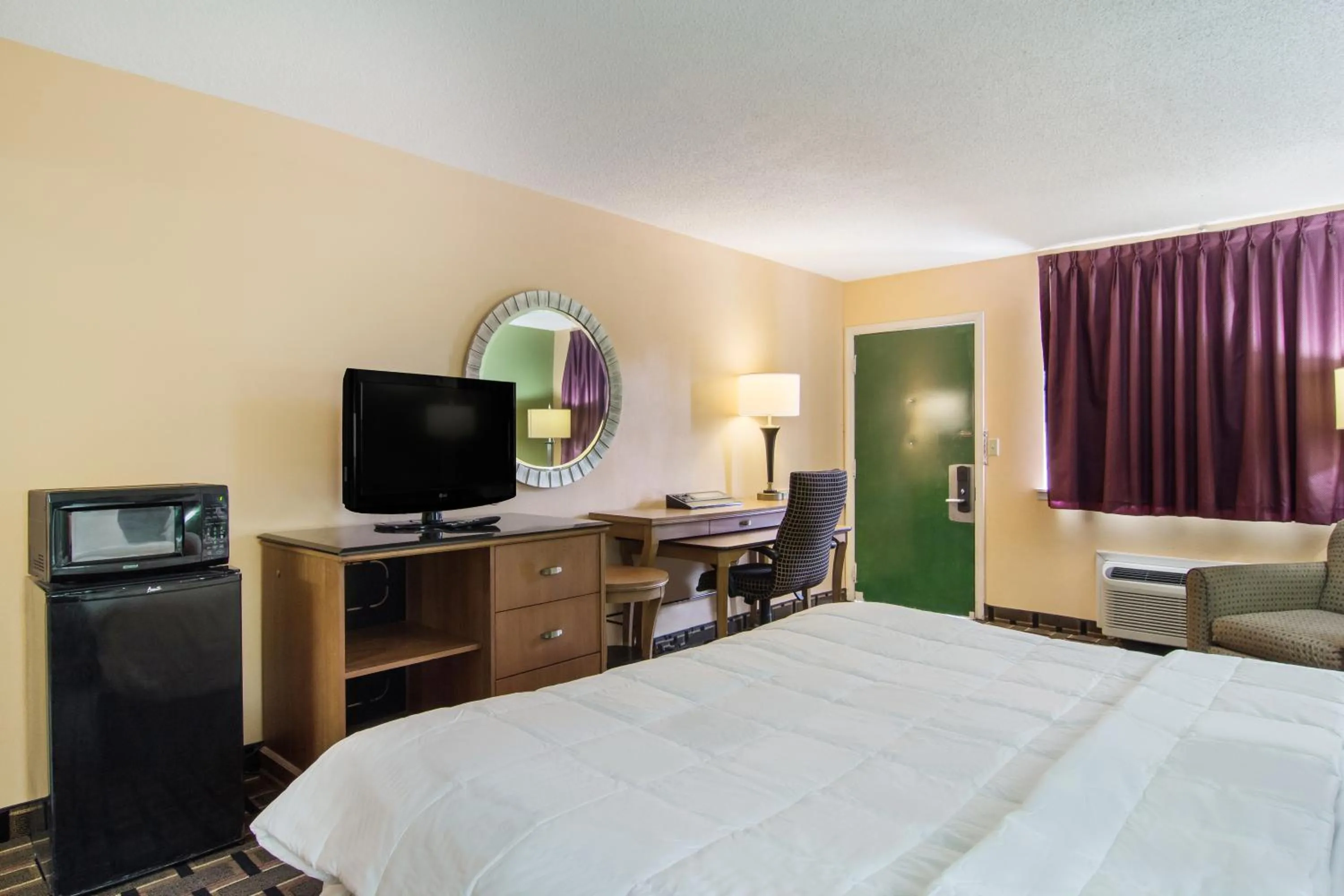 Bed in Americas Best Value Inn Darien