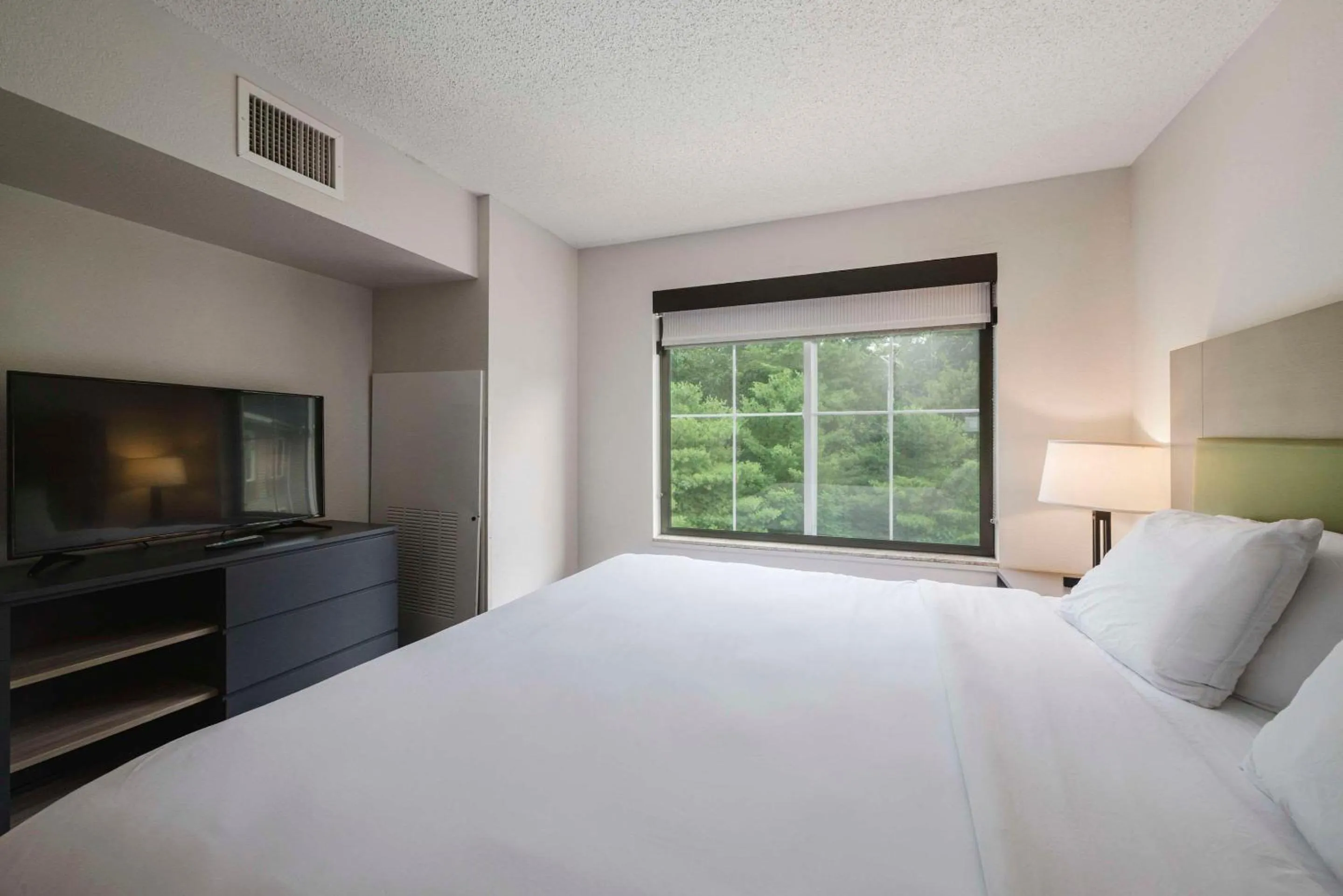 Bedroom, Bed in Country Inn & Suites by Radisson, Queensbury - Lake George , NY