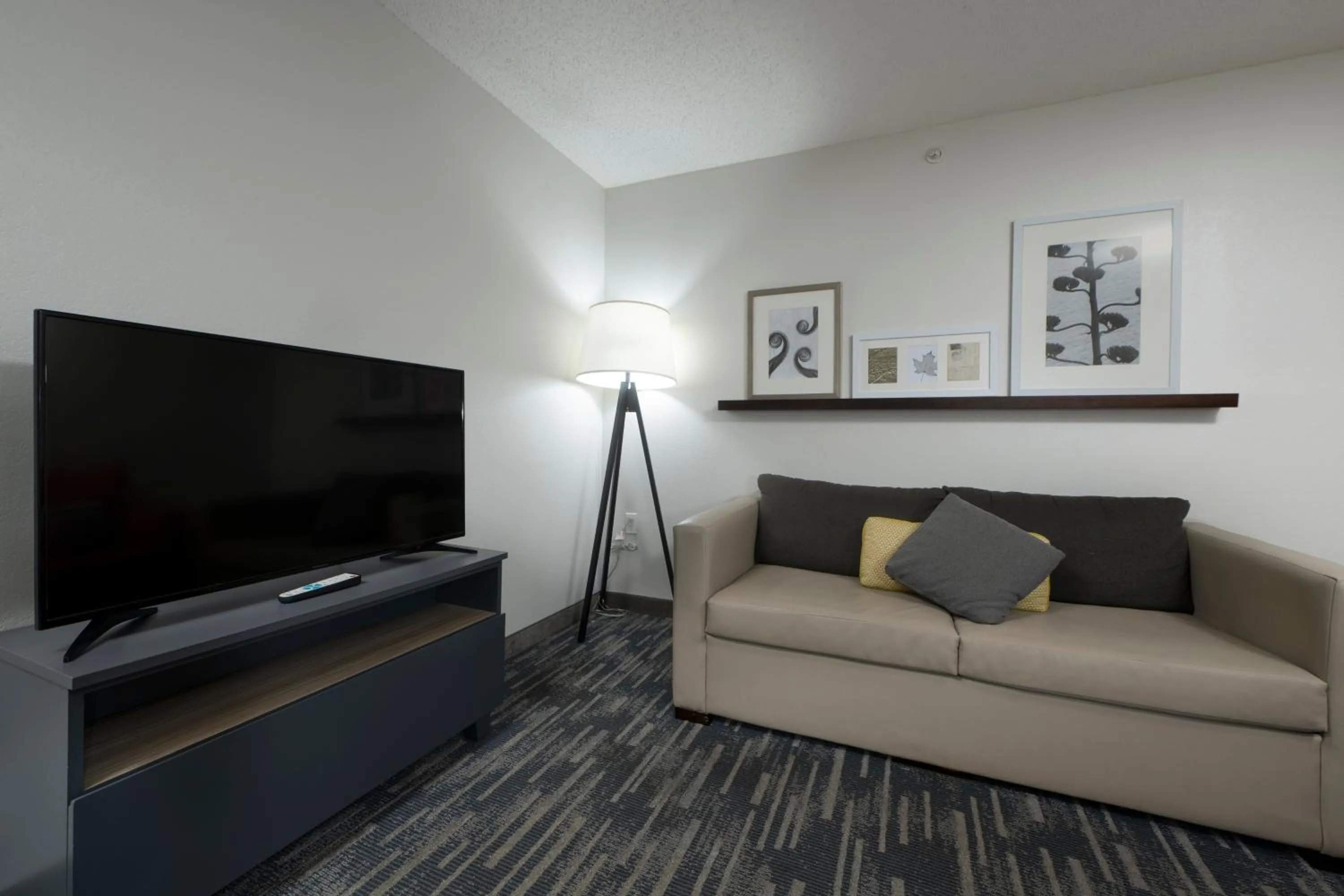 Communal lounge/ TV room in Country Inn & Suites by Radisson, Queensbury - Lake George , NY