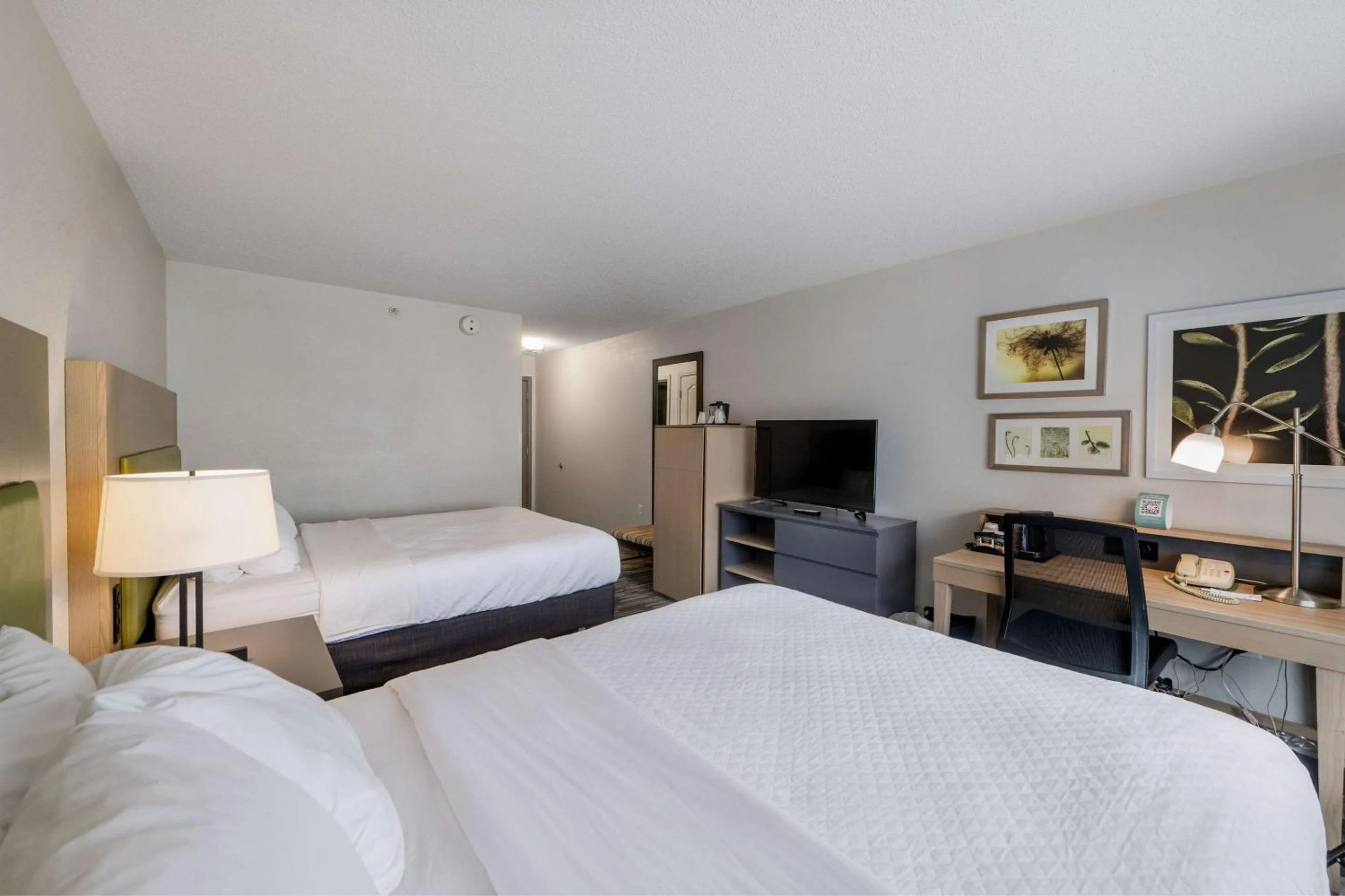 Bedroom, Bed in Country Inn & Suites by Radisson, Queensbury - Lake George , NY