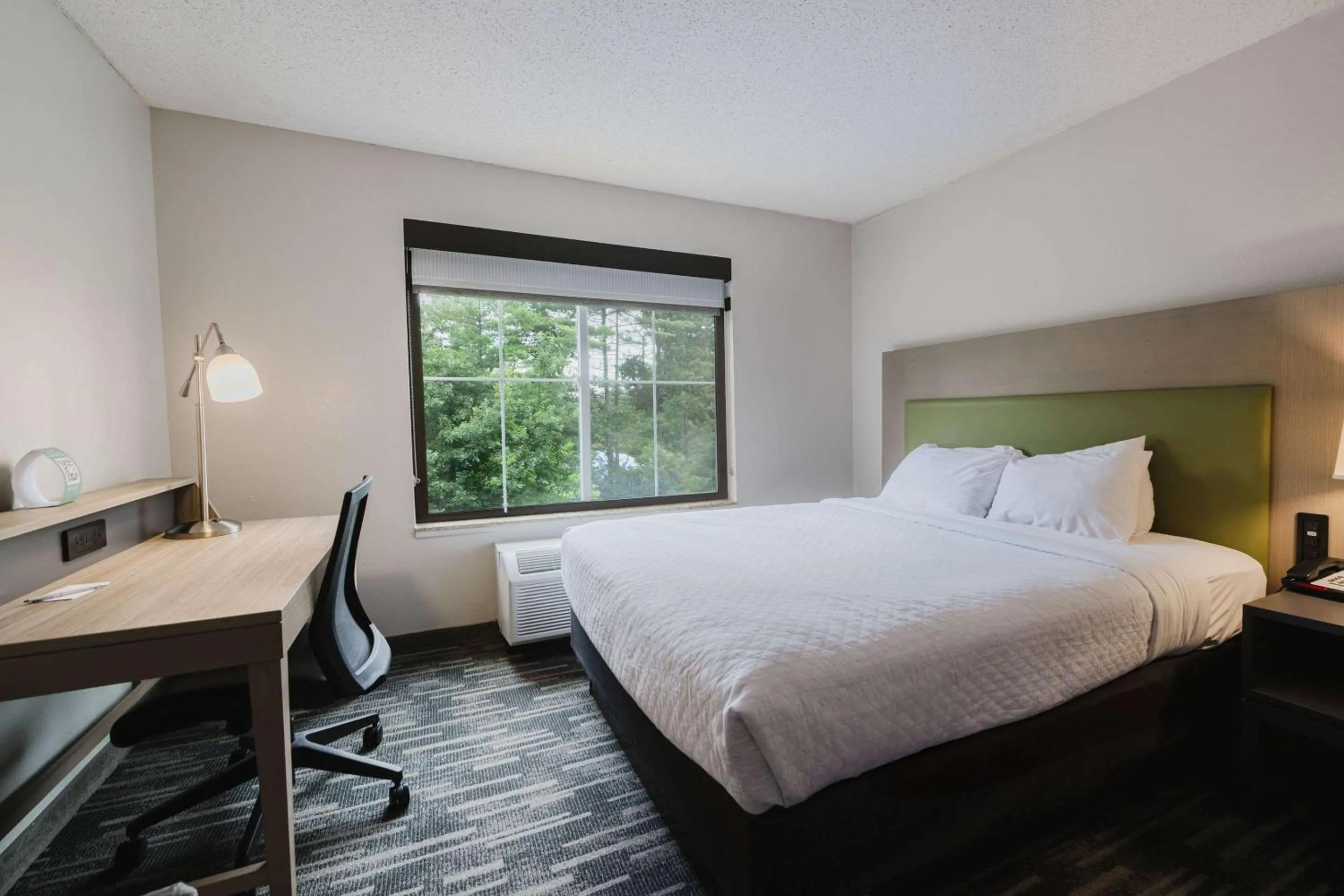 Bedroom, Bed in Country Inn & Suites by Radisson, Queensbury - Lake George , NY