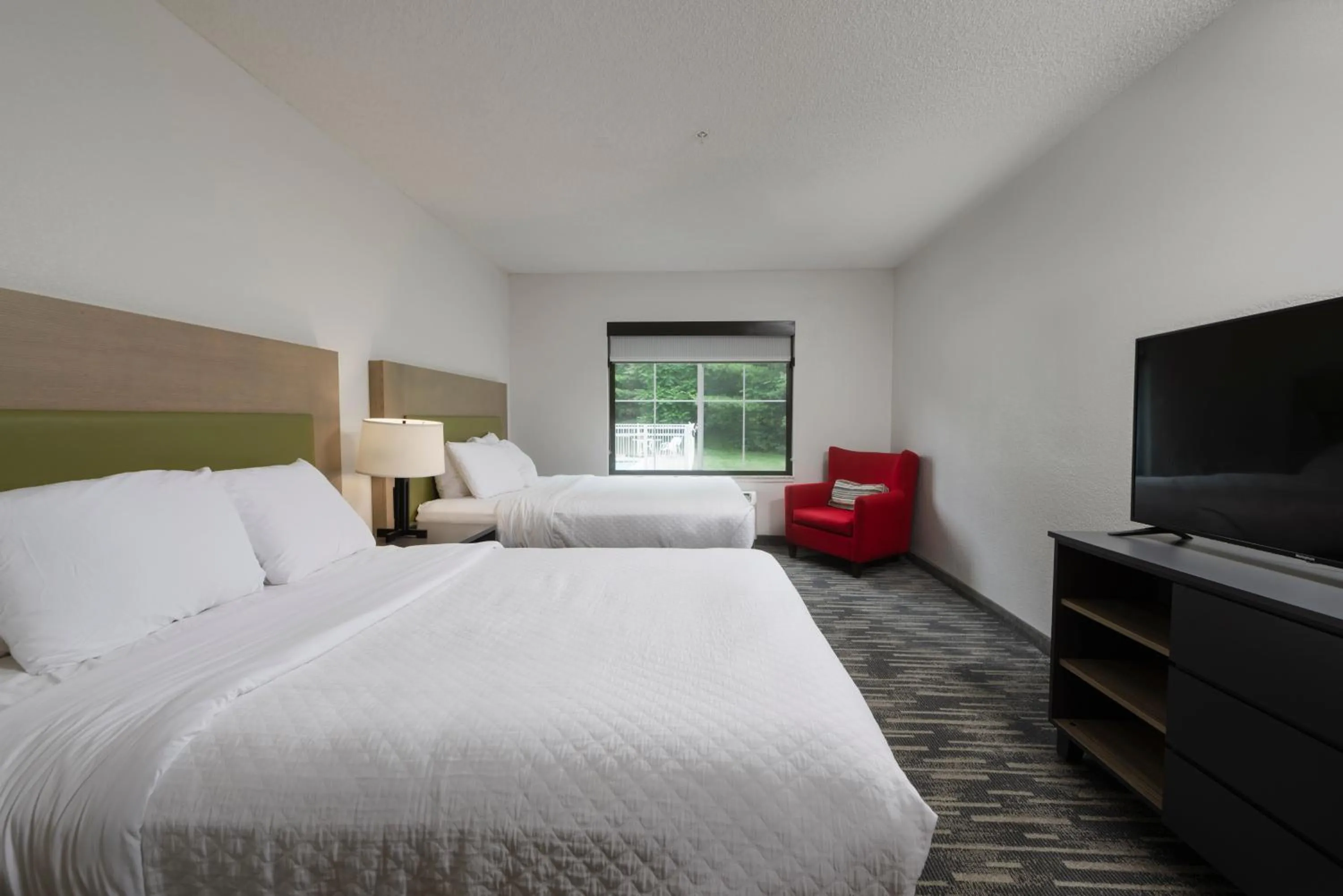 Communal lounge/ TV room, Bed in Country Inn & Suites by Radisson, Queensbury - Lake George , NY