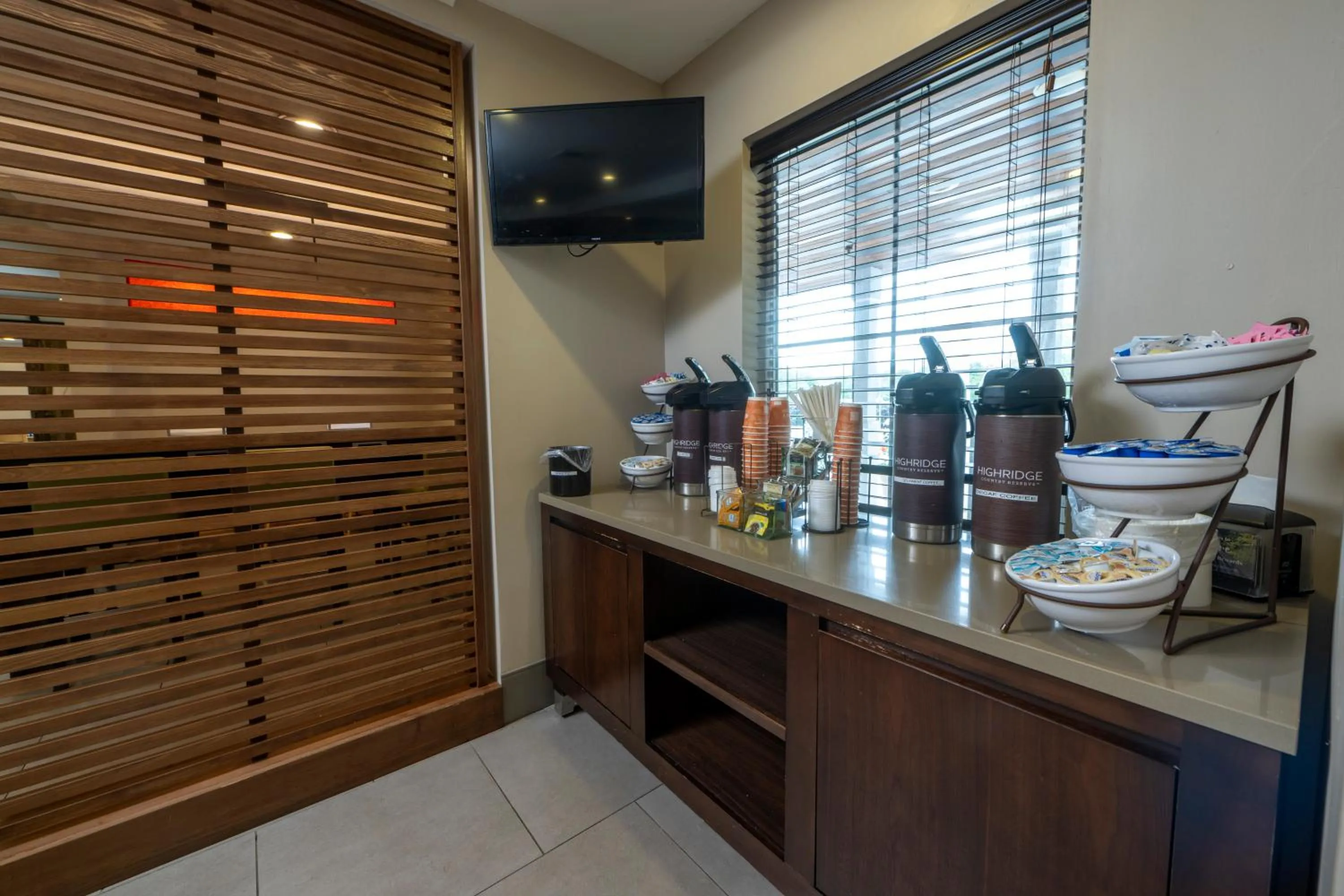 Coffee/tea facilities in Country Inn & Suites by Radisson, Queensbury - Lake George , NY