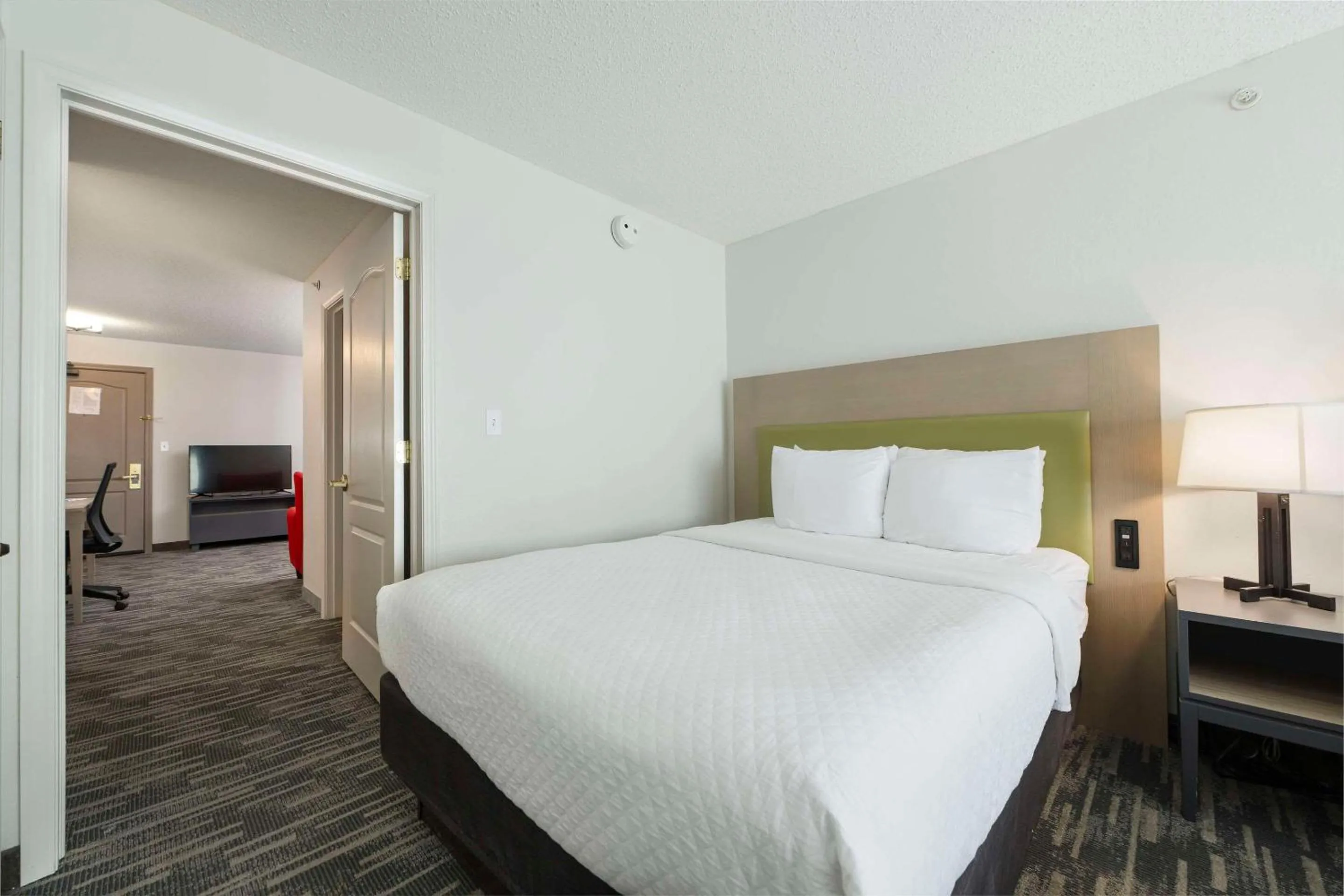 Bedroom, Bed in Country Inn & Suites by Radisson, Queensbury - Lake George , NY